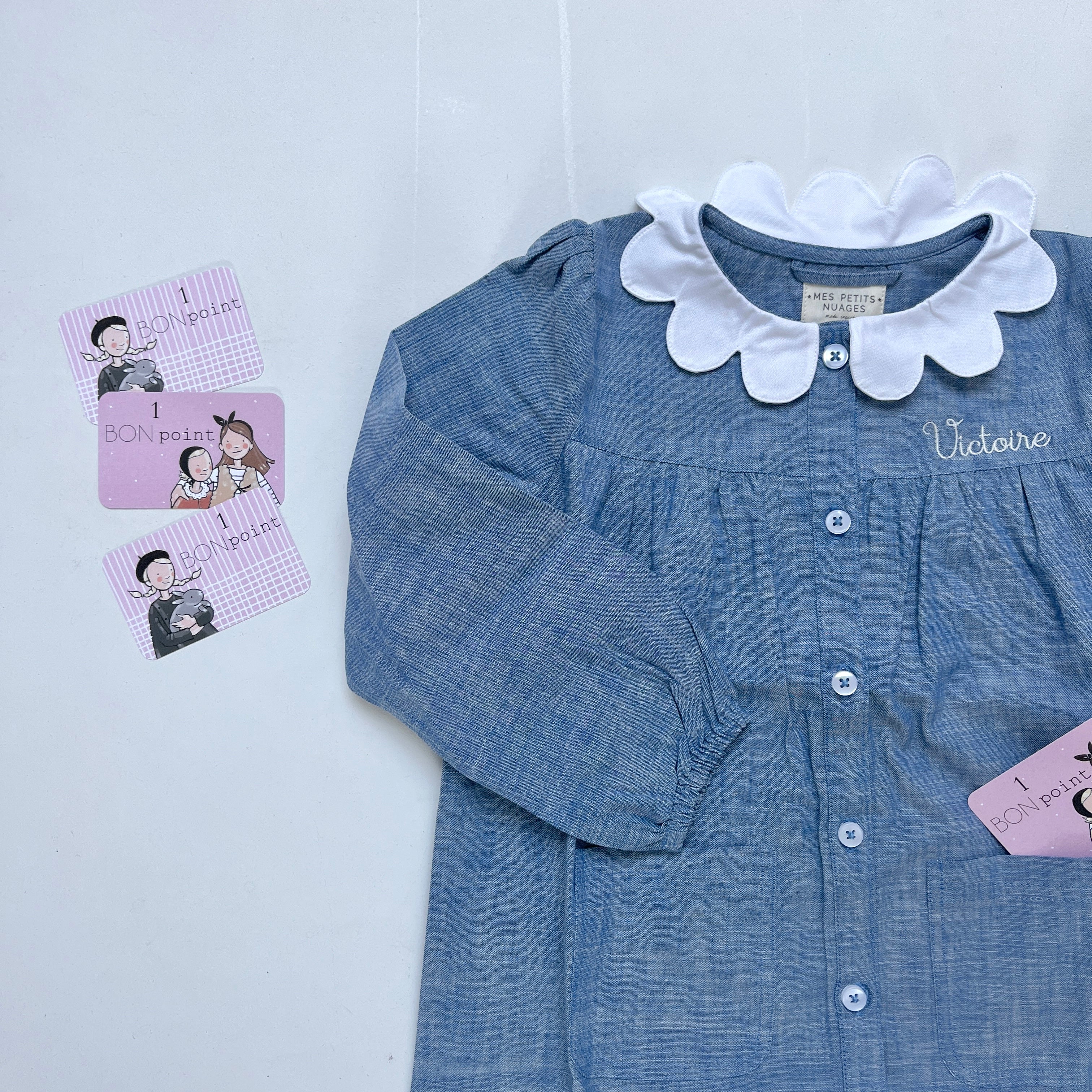 Joséphine, le tablier pour fille bleu denim à boutons