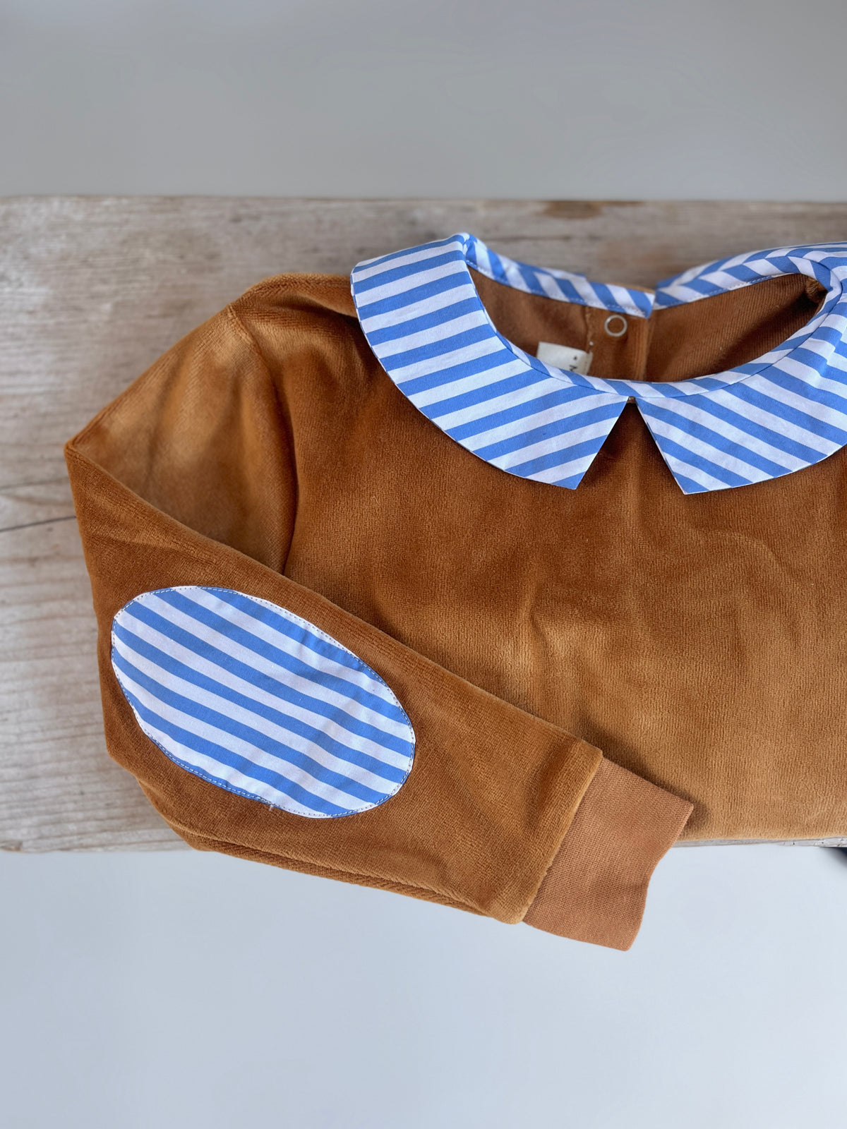 Le sweat à col Louison camel à col pointu rayé bleu