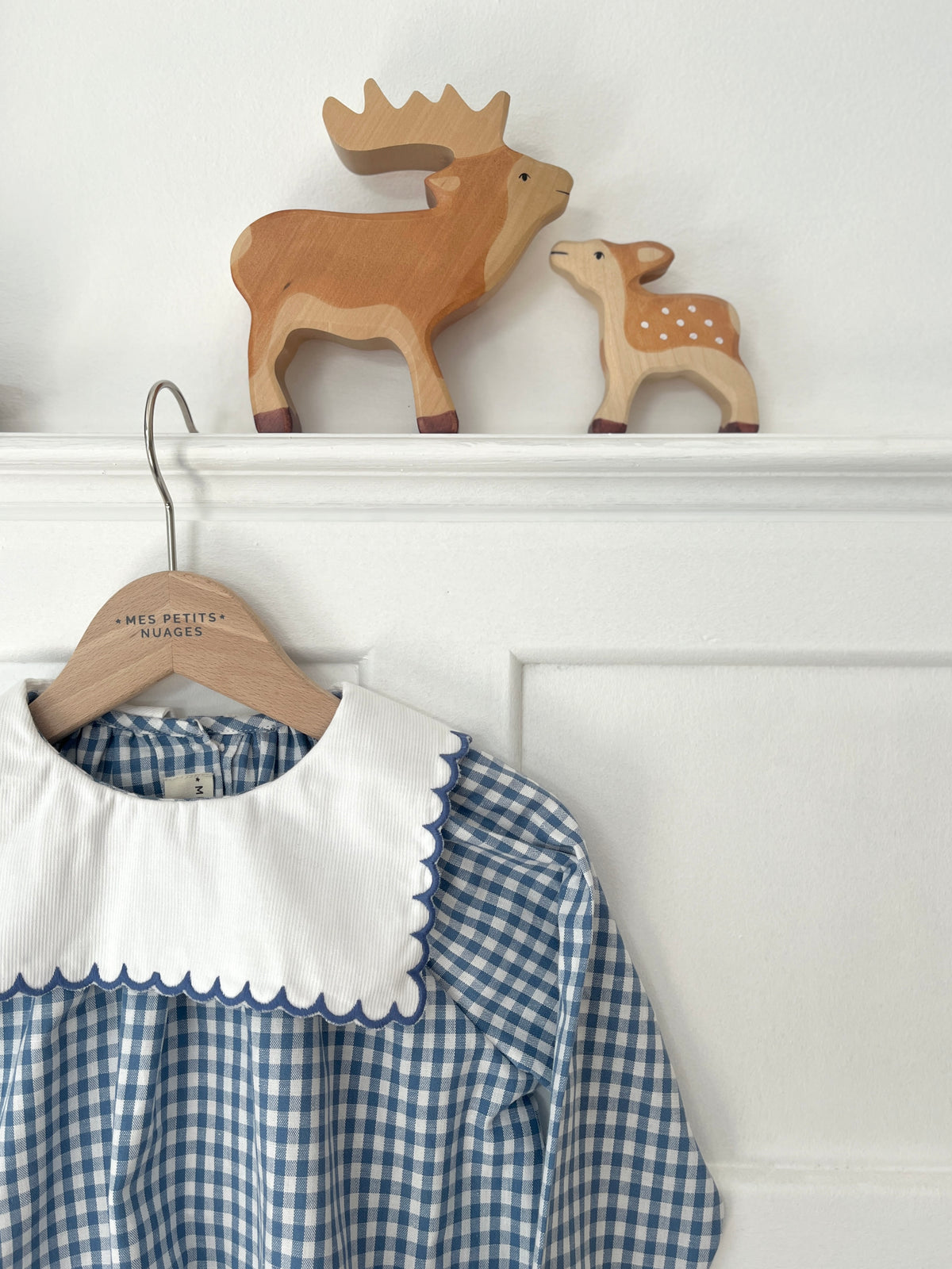 La blouse vichy bleu denim col festonné façon Petit Beurre