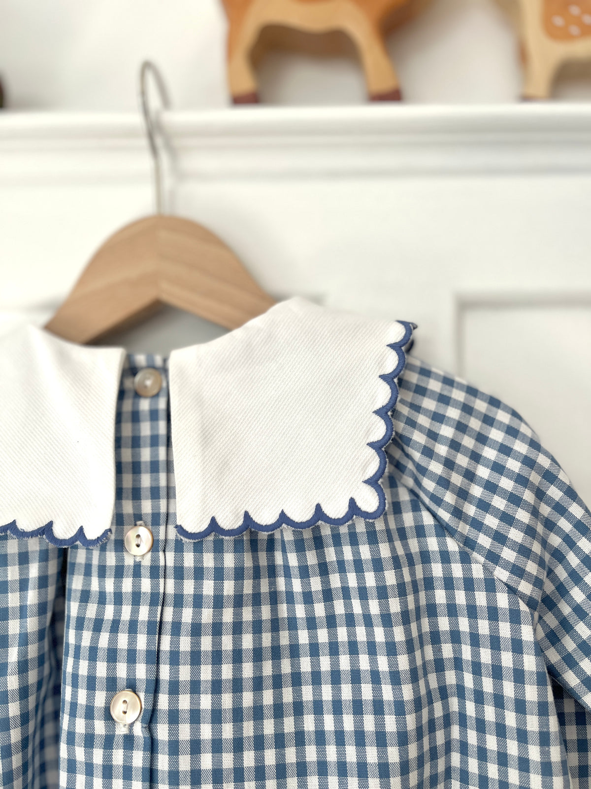 La blouse vichy bleu denim col festonné façon Petit Beurre