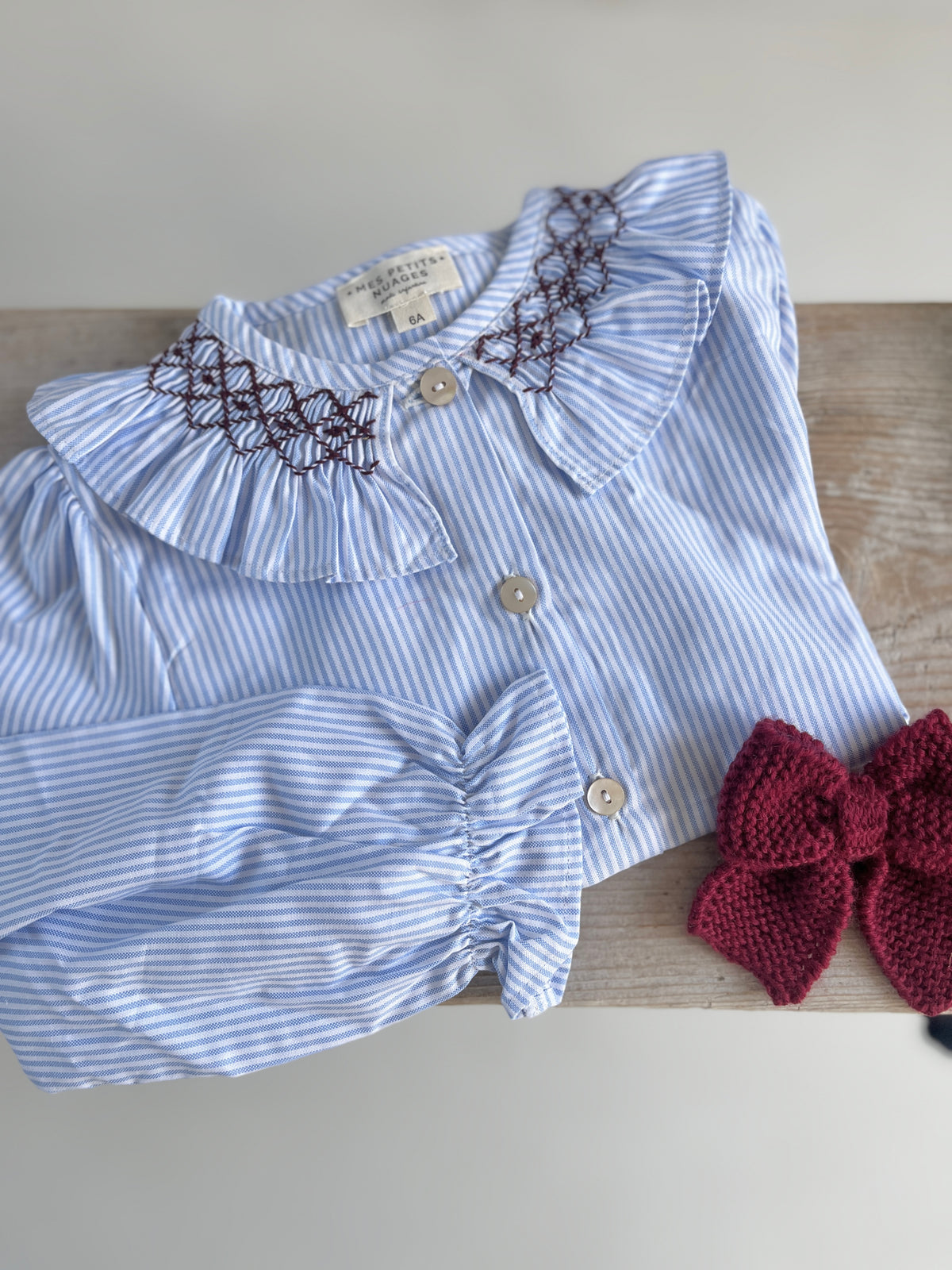 La blouse à grand col volanté smocké bordeaux Margaux