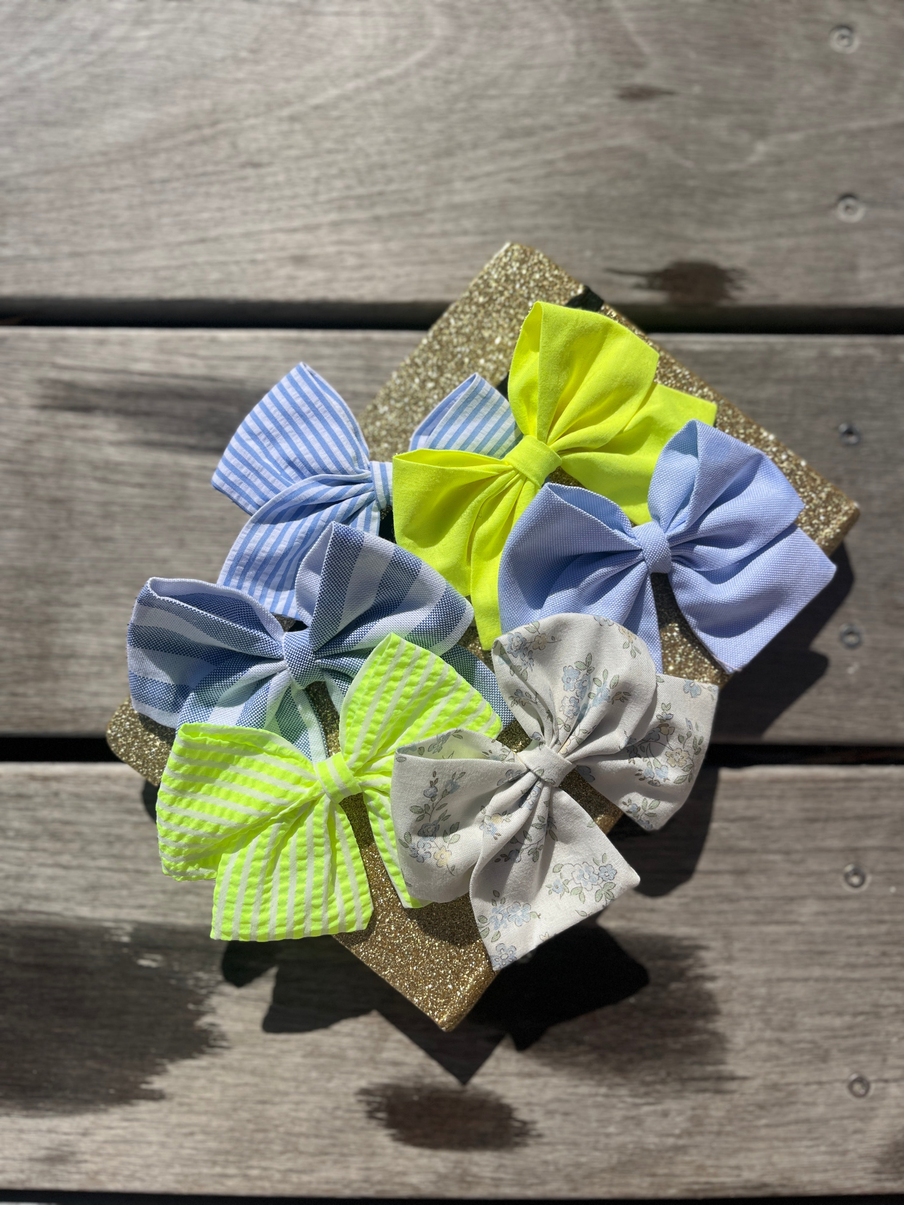 La barrette à gros noeud Brunette rayée seersucker jaune fluo