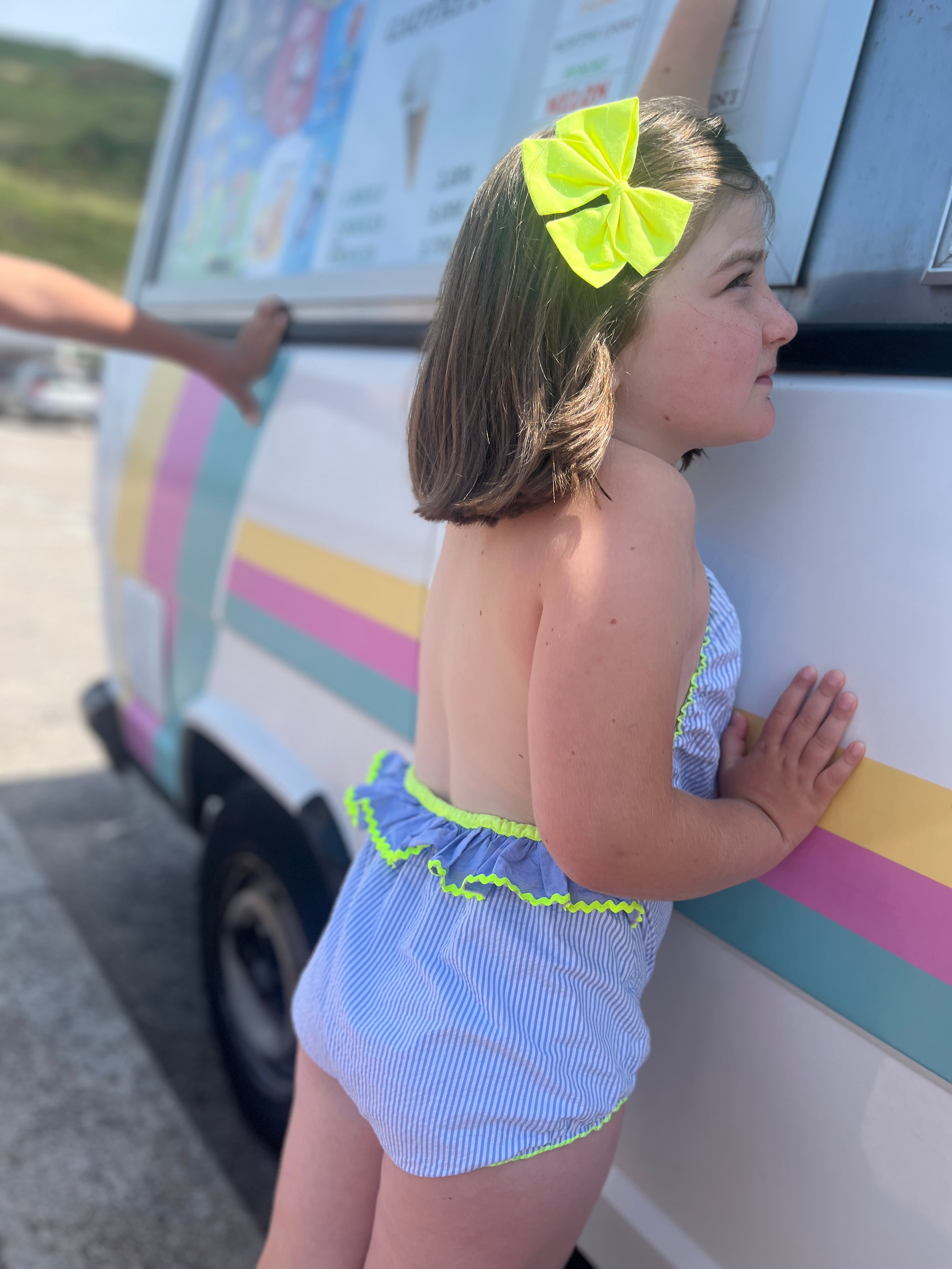 Le maillot une pièce Suzon rayé bleu et jaune fluo