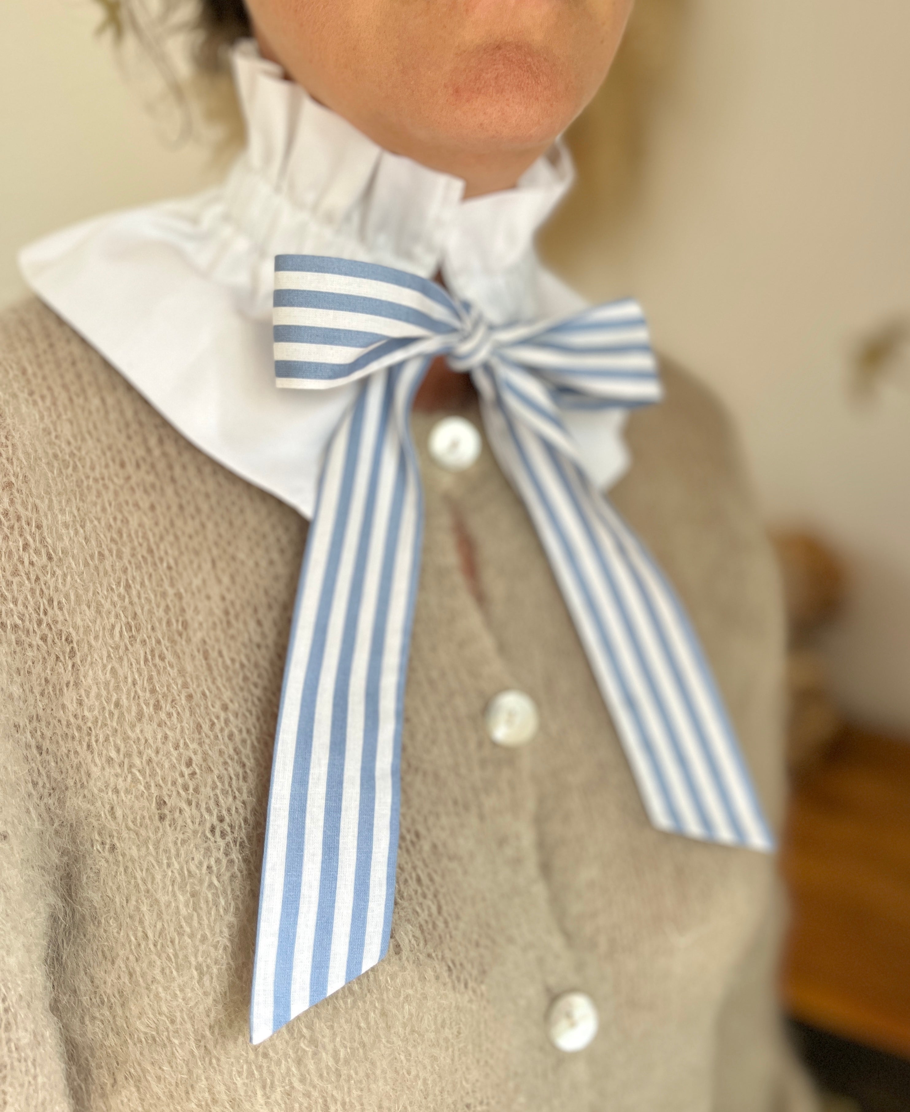 Hortense le col volanté à gros noeud pour les mum's blanc et rayures bleues