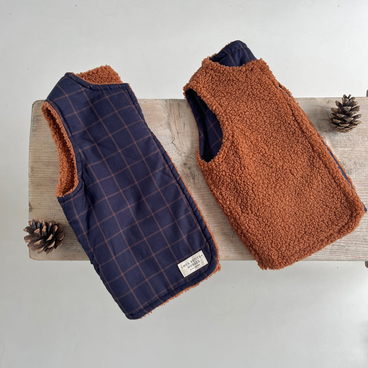 Le gilet de berger réversible Marcelin écureuil et tartan marine