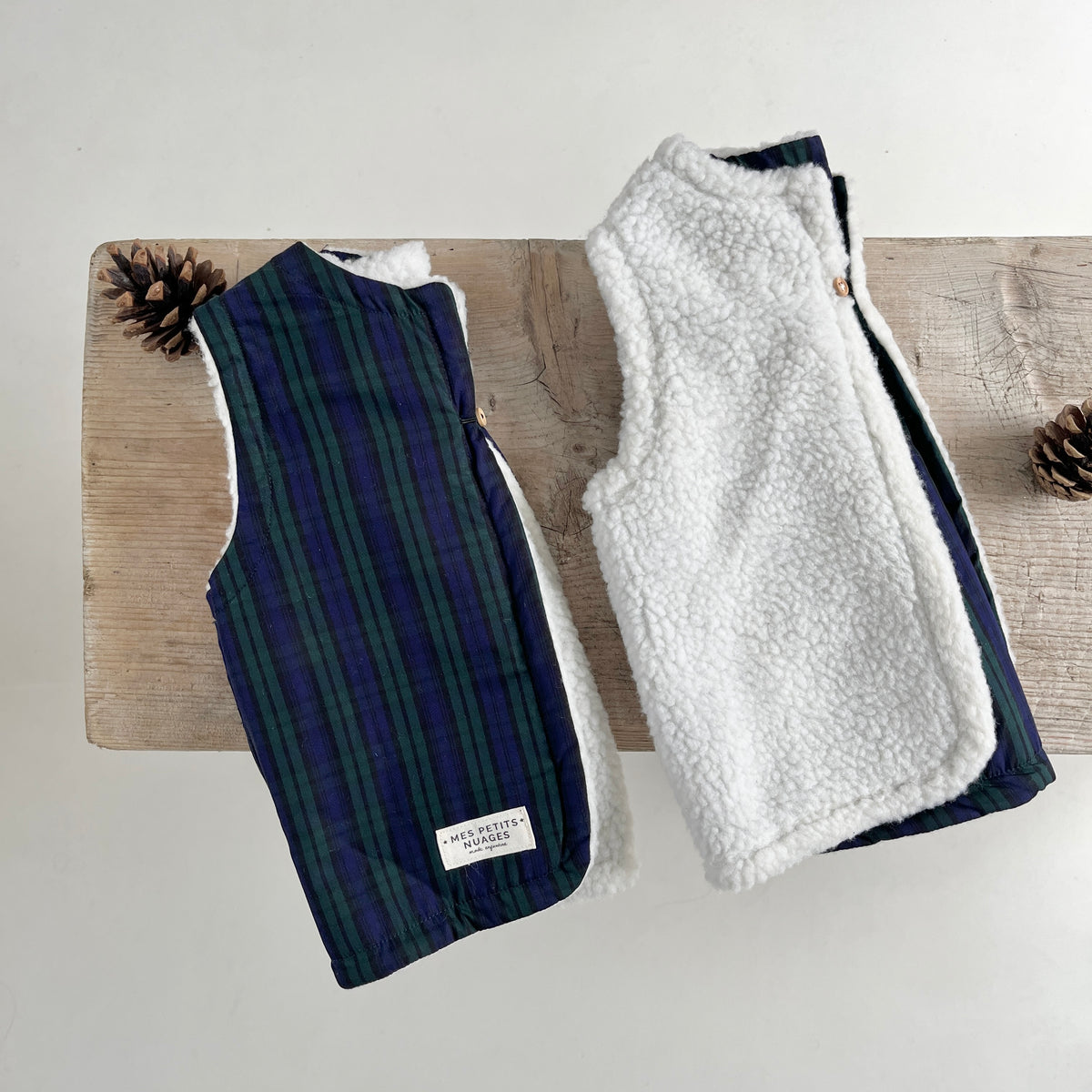Le gilet de berger réversible Marcelin écru et tartan vert/marine