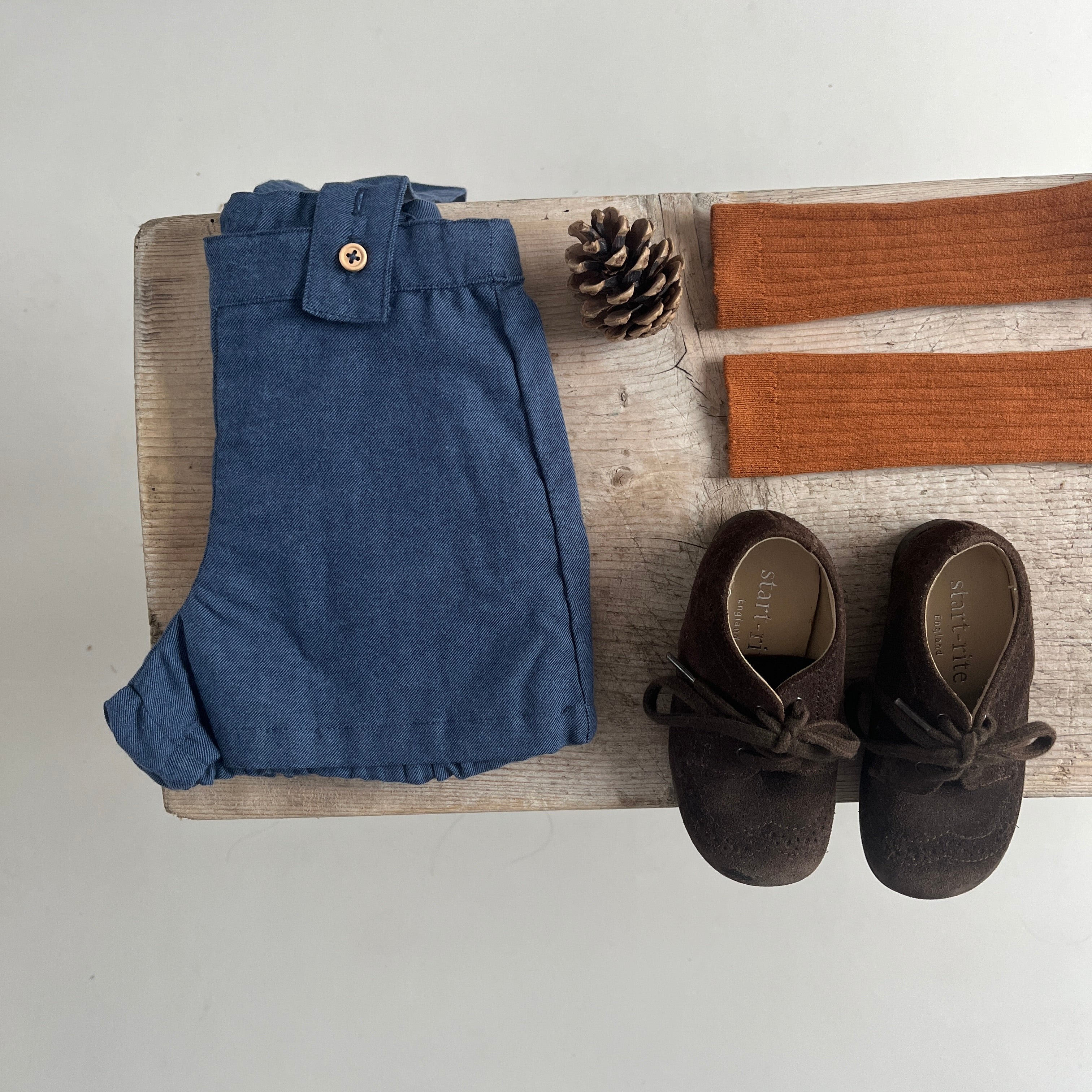 Joseph, le short à bretelles en twill de coton bleu denim