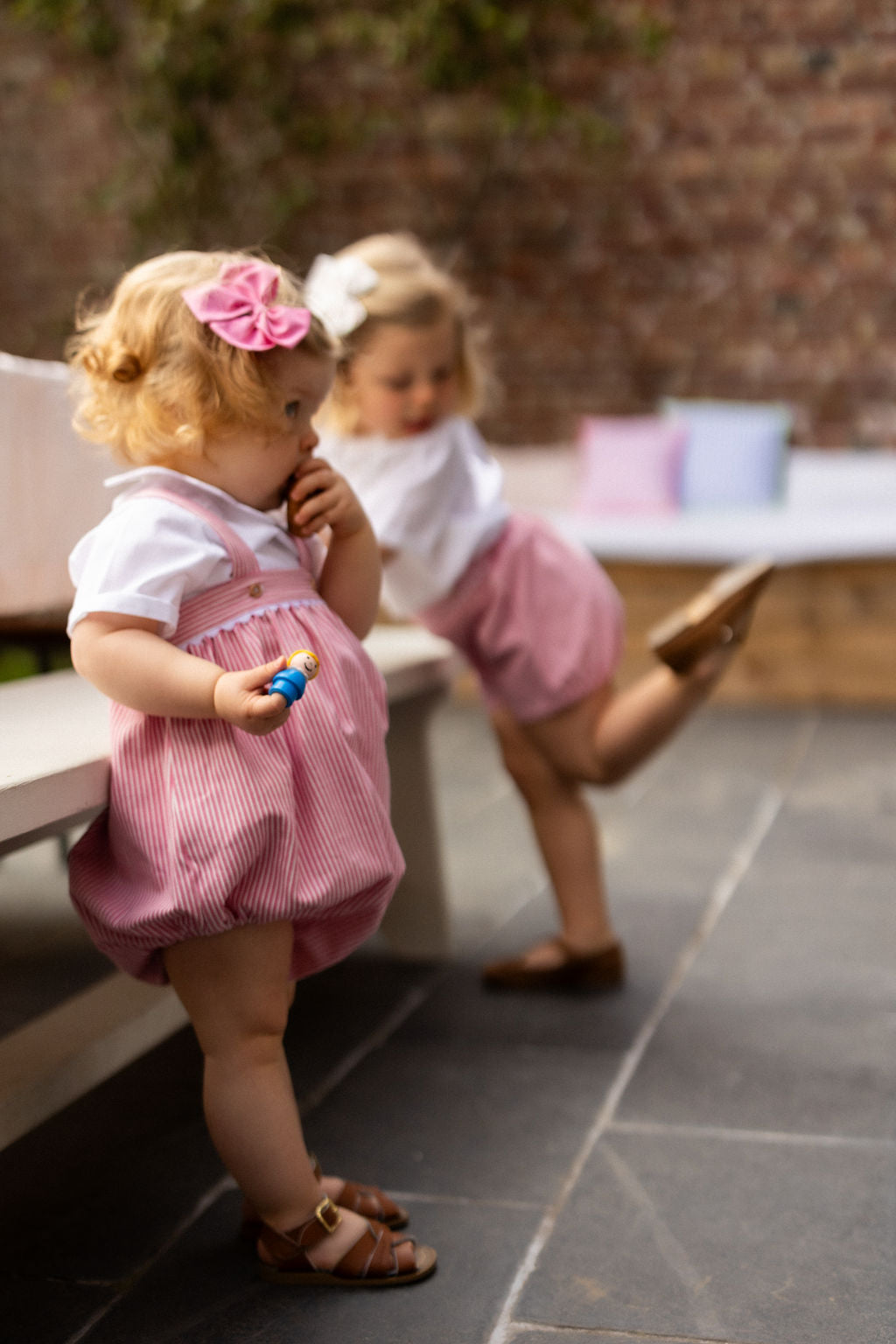 La barbot’ à bretelles Clovis en denim rayé rose