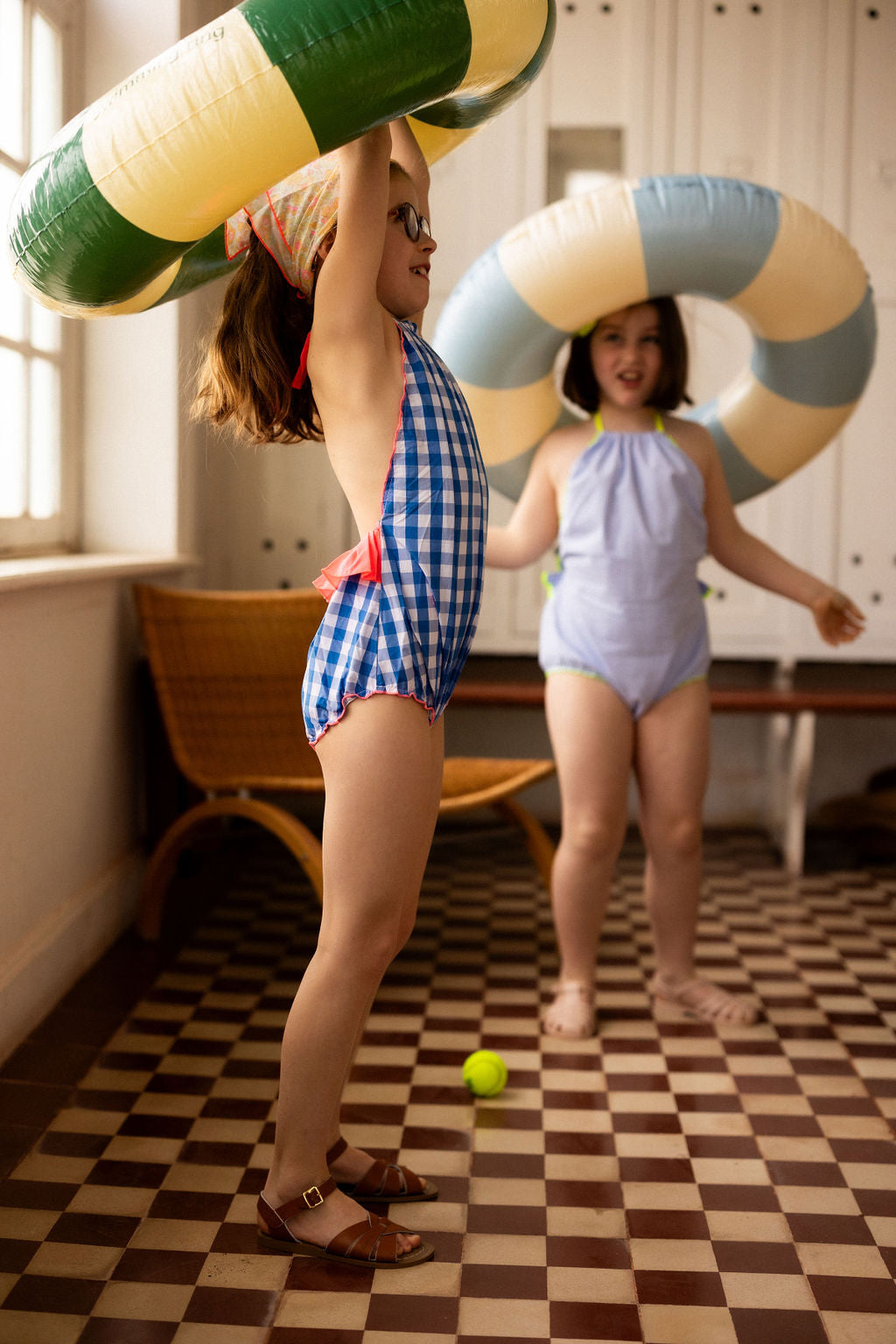 Le maillot une pièce Suzon vichy bleu roi et rose fluo