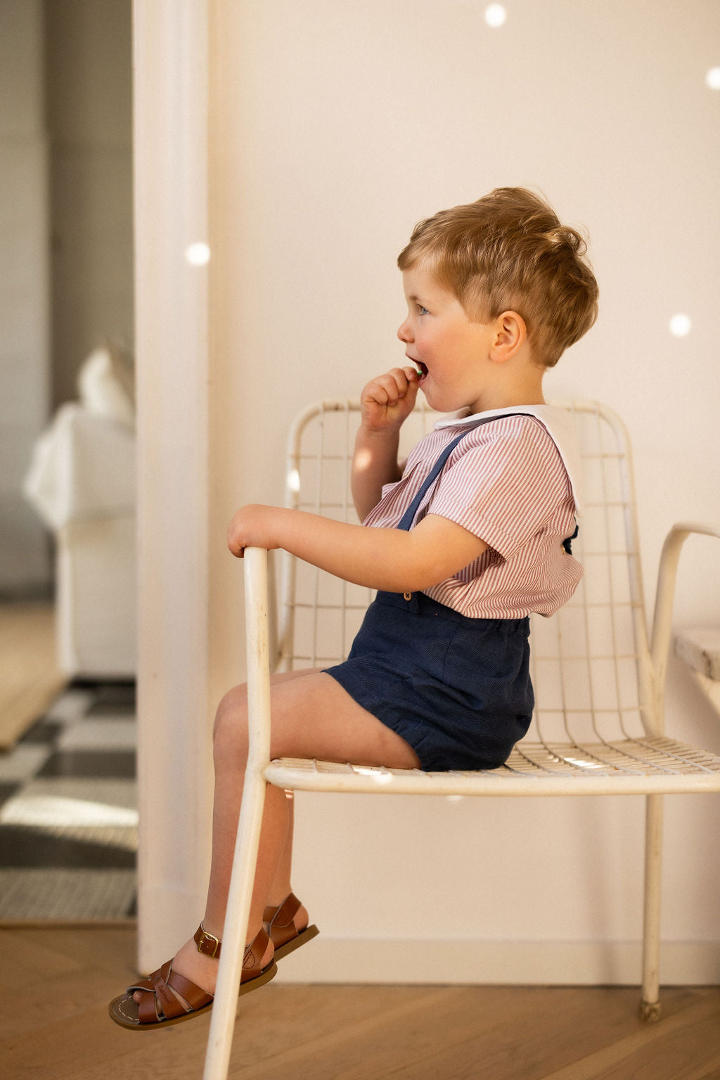 Joseph, le short à bretelles en twill de coton bleu denim