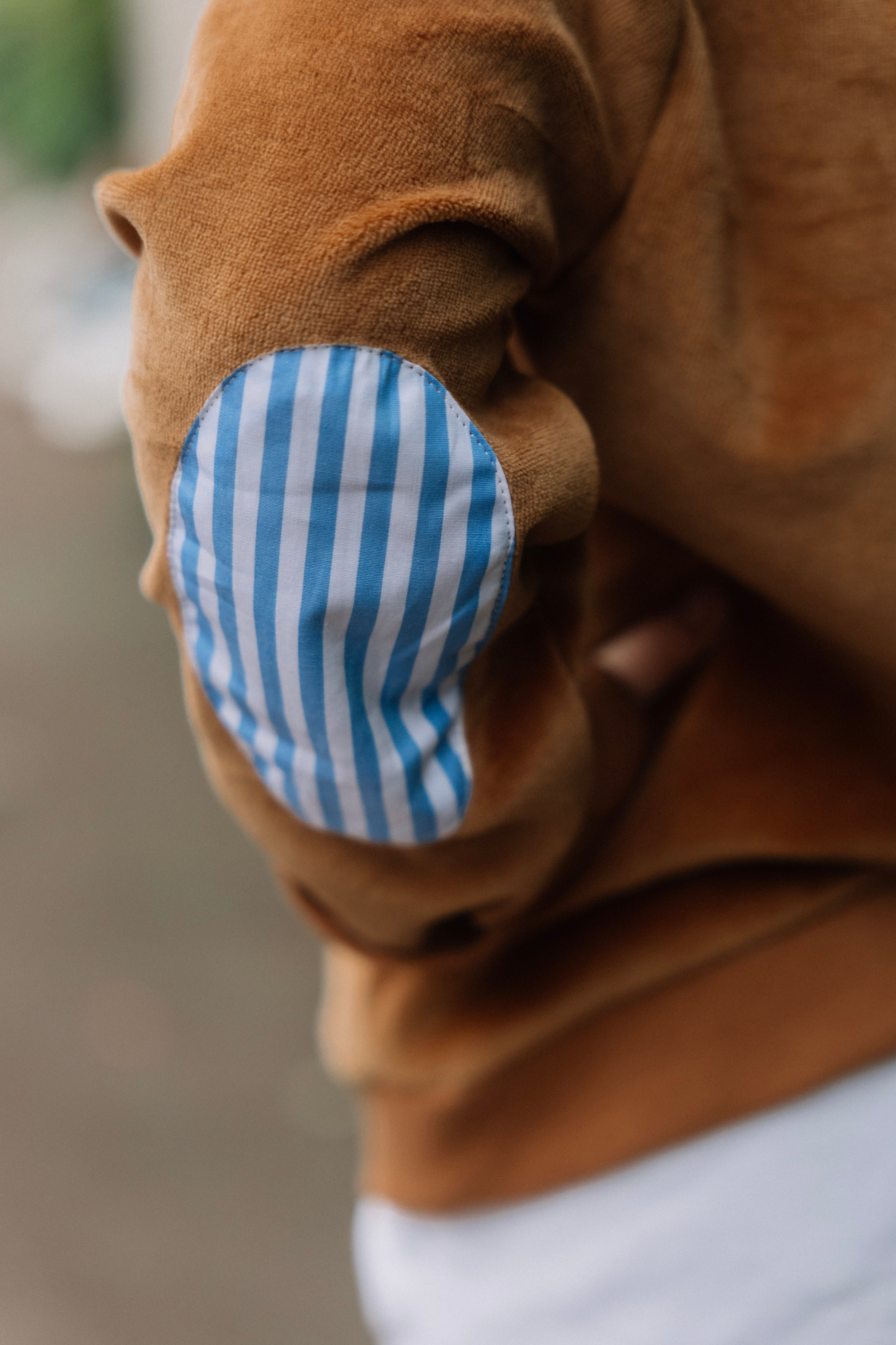 Le sweat à col Louison camel à col claudine rayé bleu