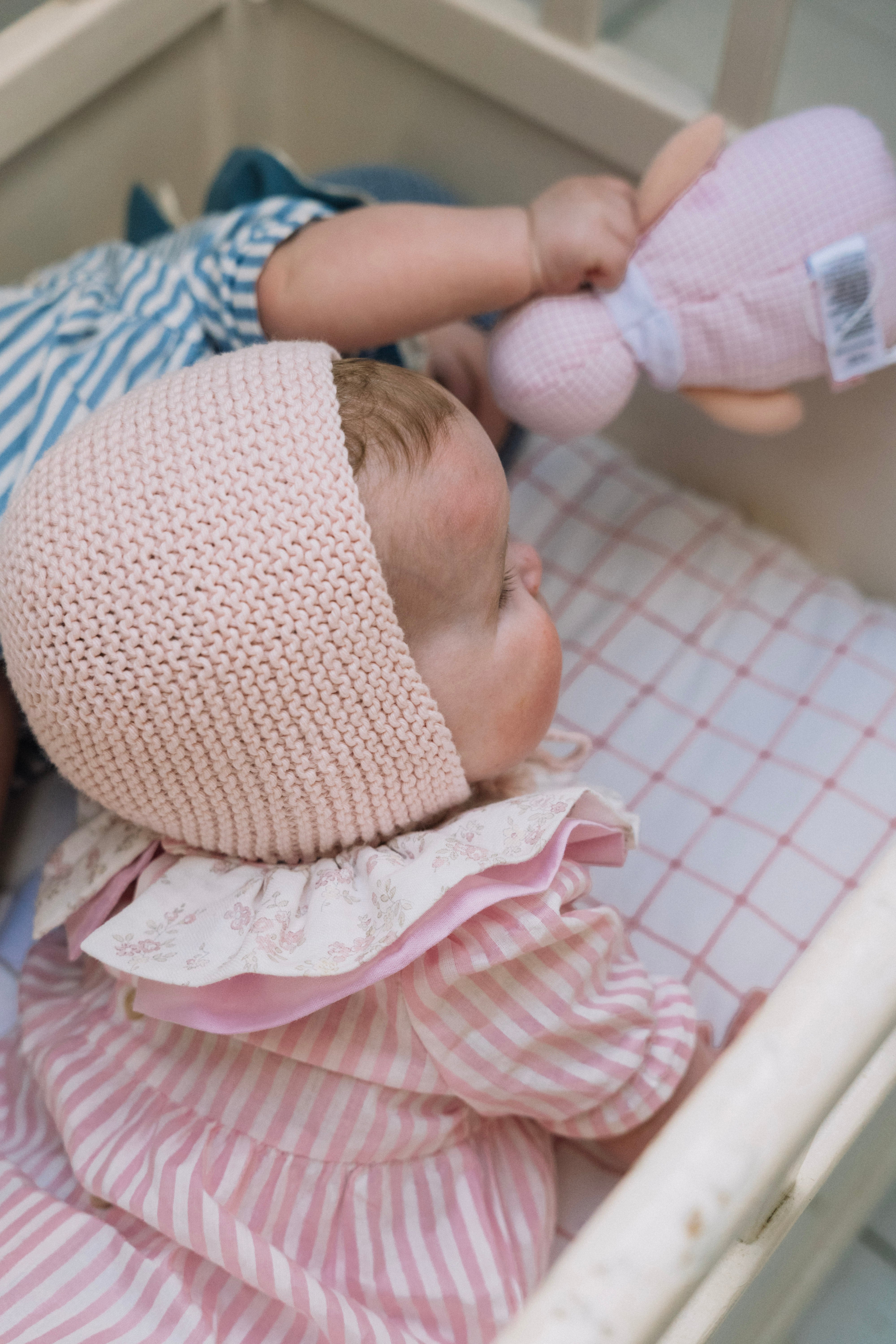 La barboteuse à double col volanté Pia rayée rose