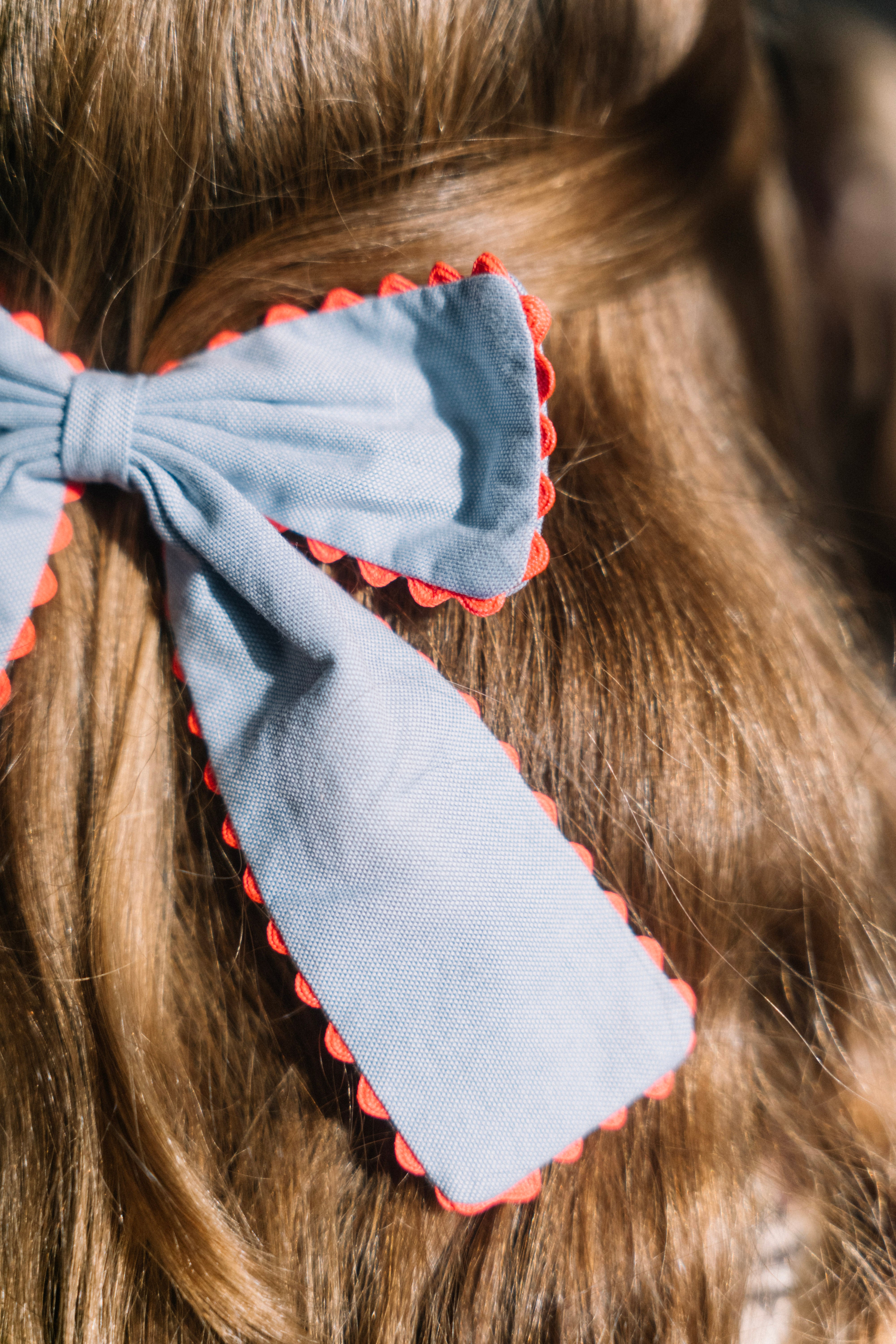 La maxi barrette à gros nœud Brunette avec du croquet