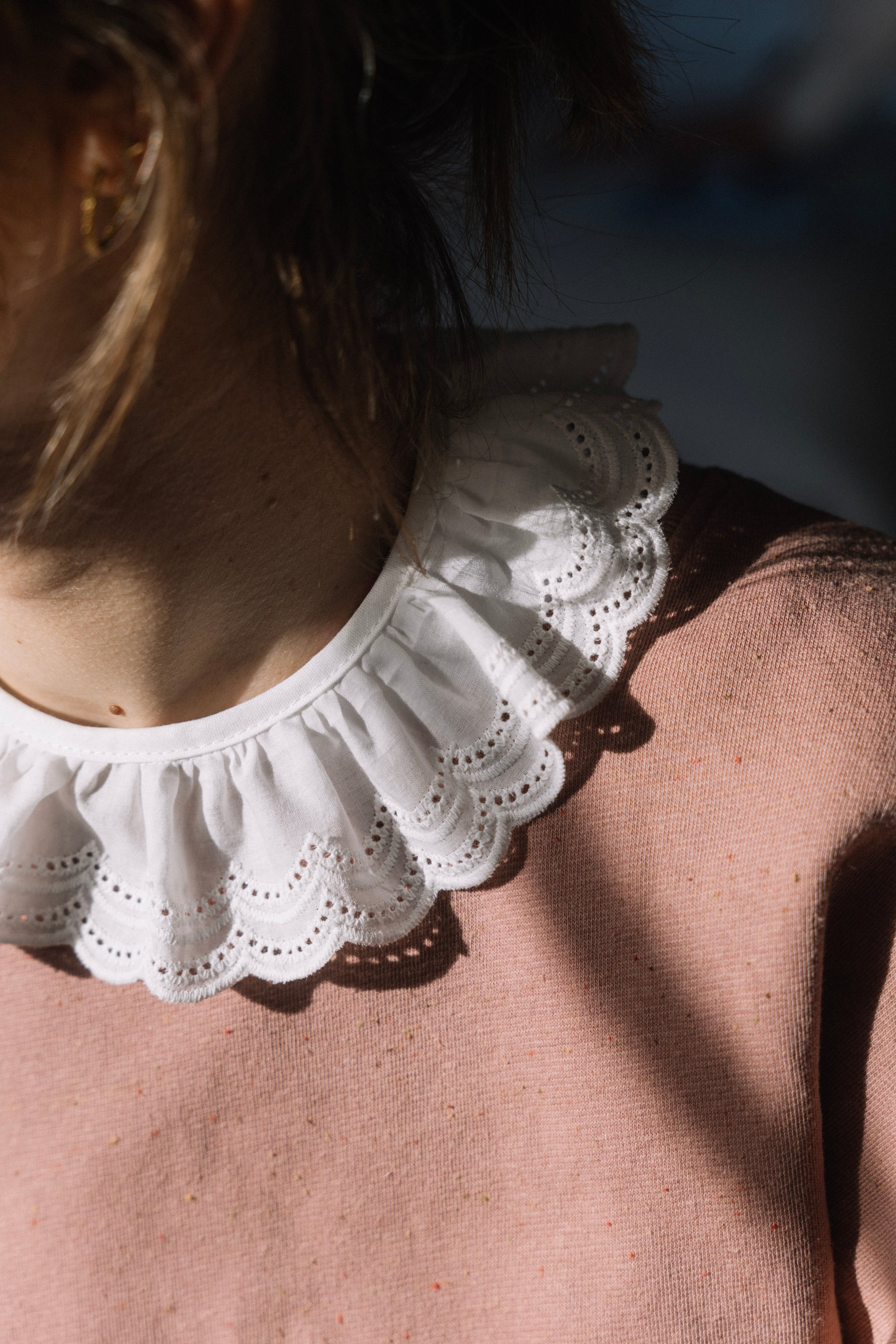 Garance le col volanté en broderie anglaise pour les mum's