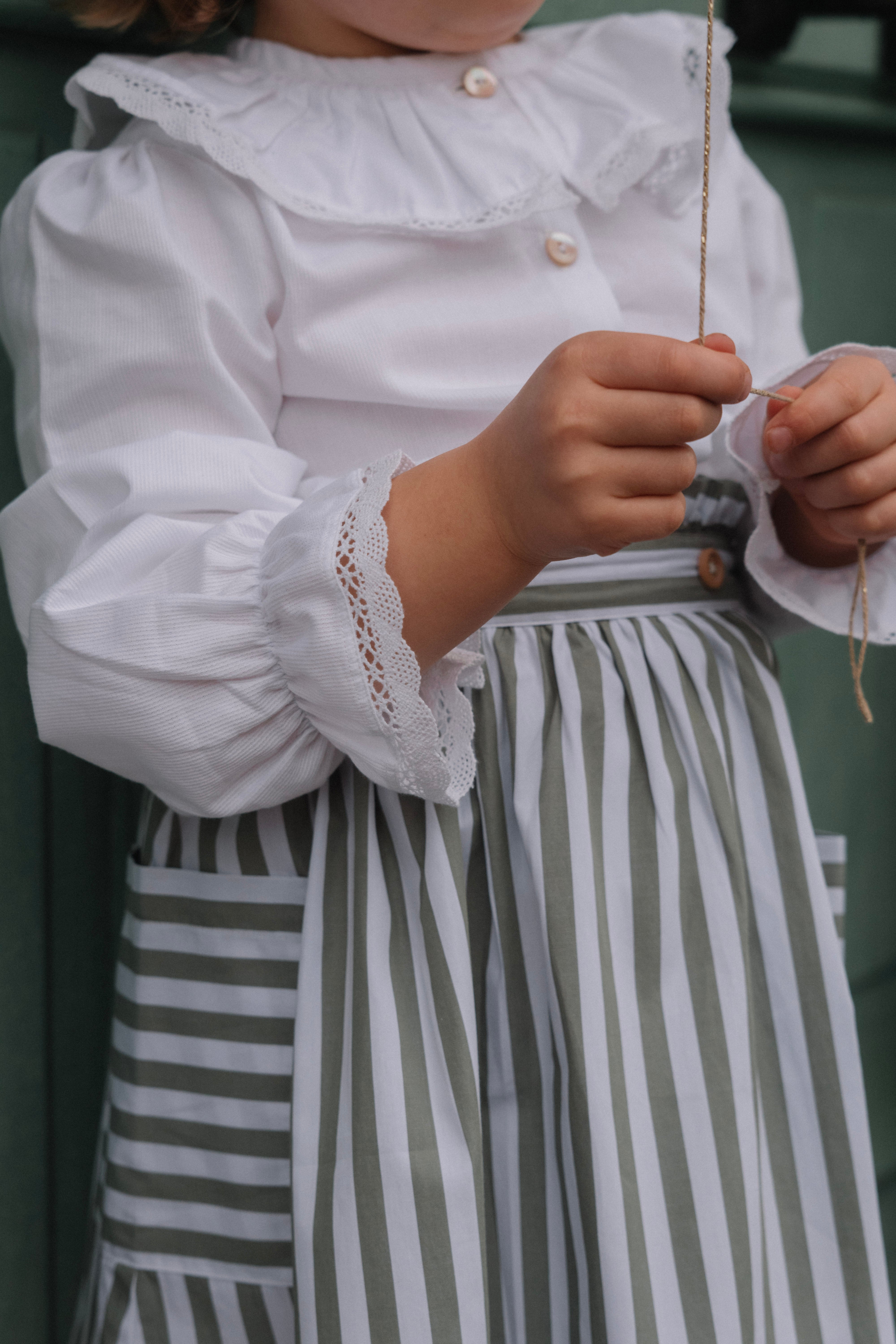 La blouse à grand col volanté brodé Margaux
