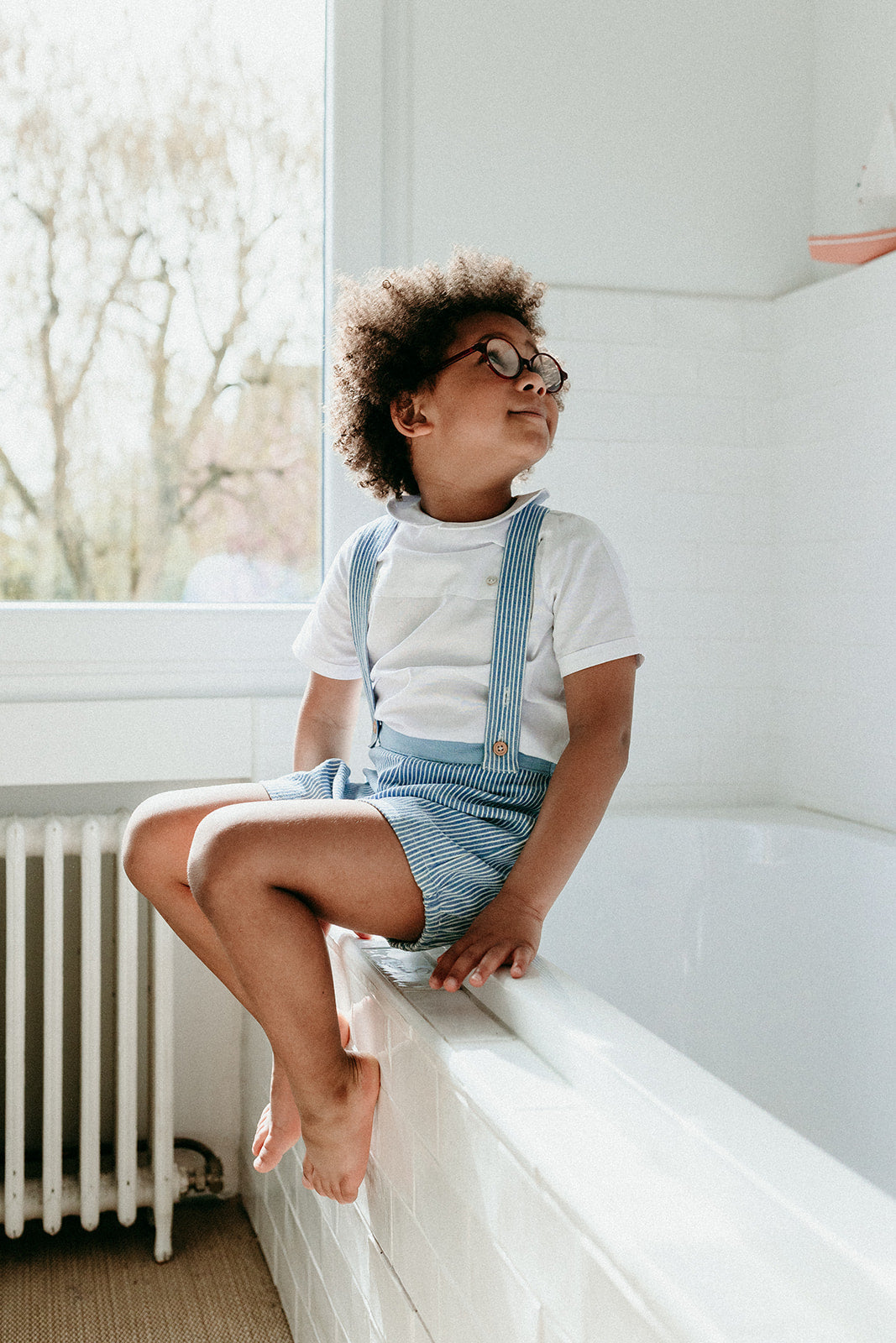 Joseph, le short à bretelles en denim rayé ciel