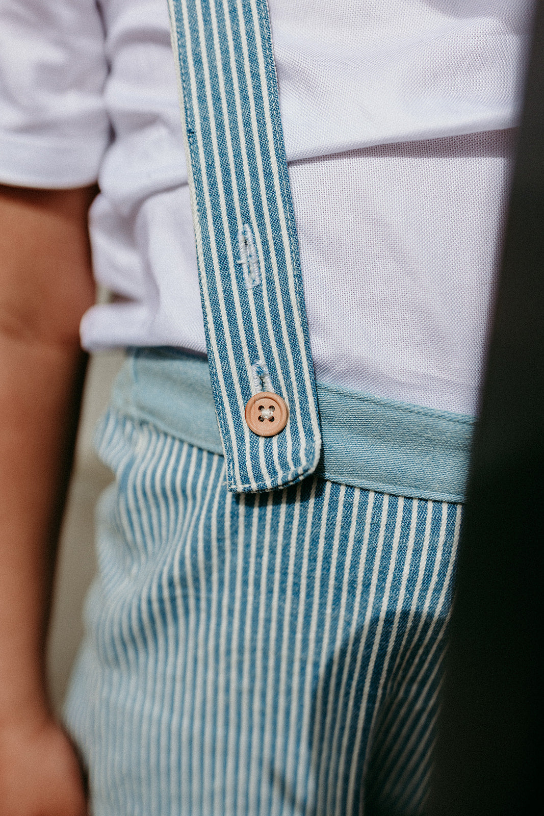 Joseph, le short à bretelles en denim rayé ciel