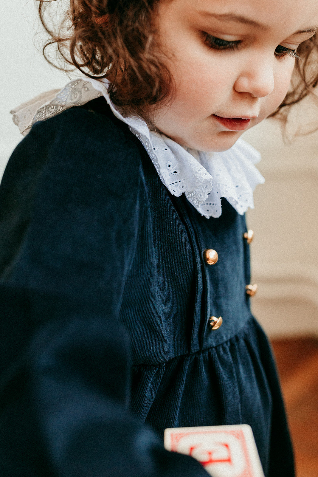 La robe à col volanté brodé Louise