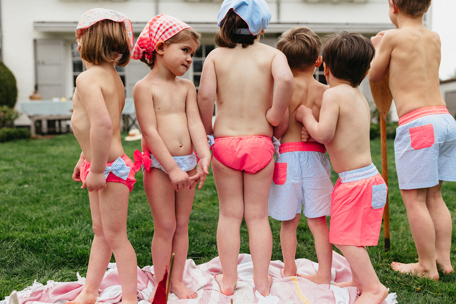 La culotte de bain Célestine rayée ciel à noeuds fluo