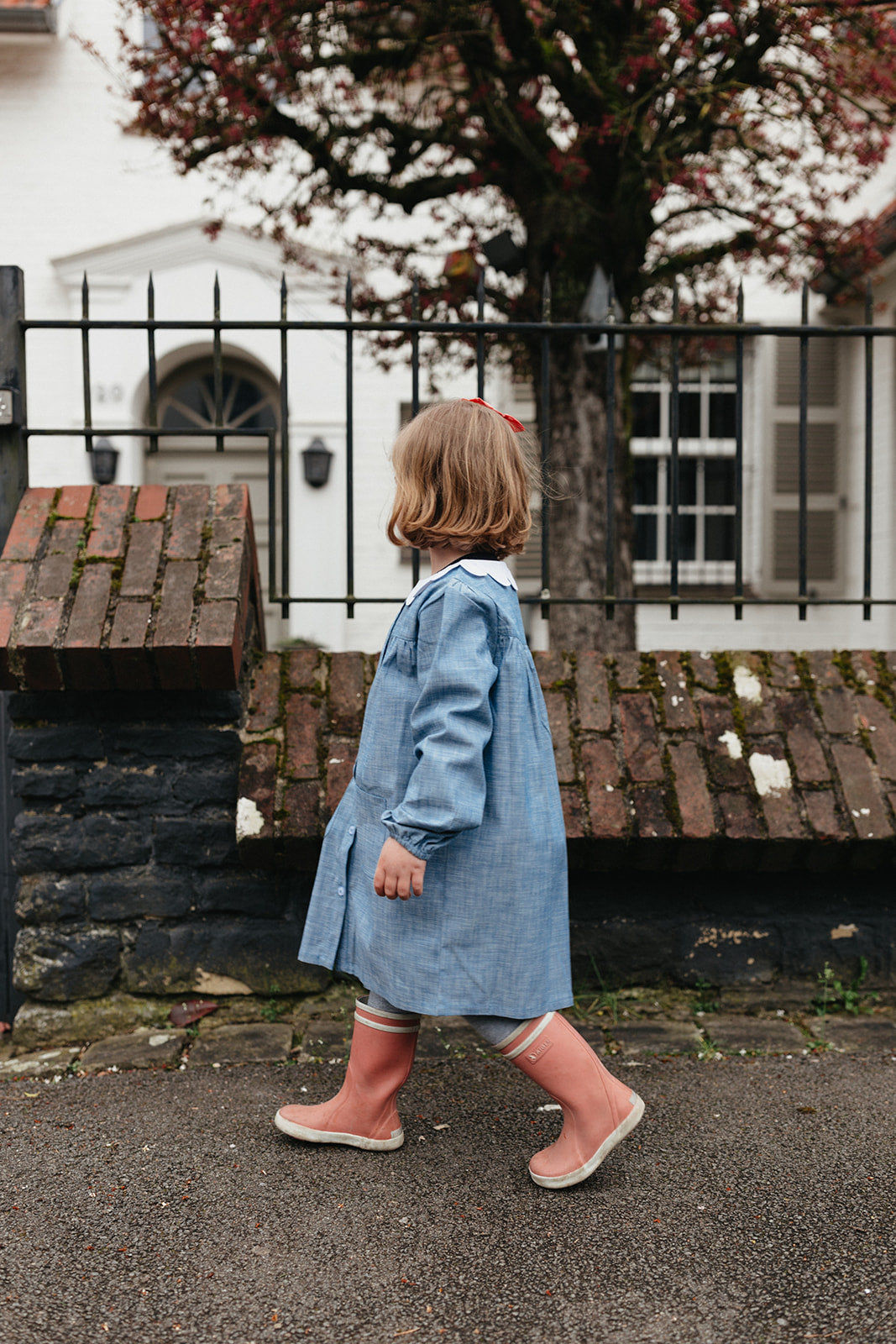Joséphine, le tablier pour fille bleu denim à boutons