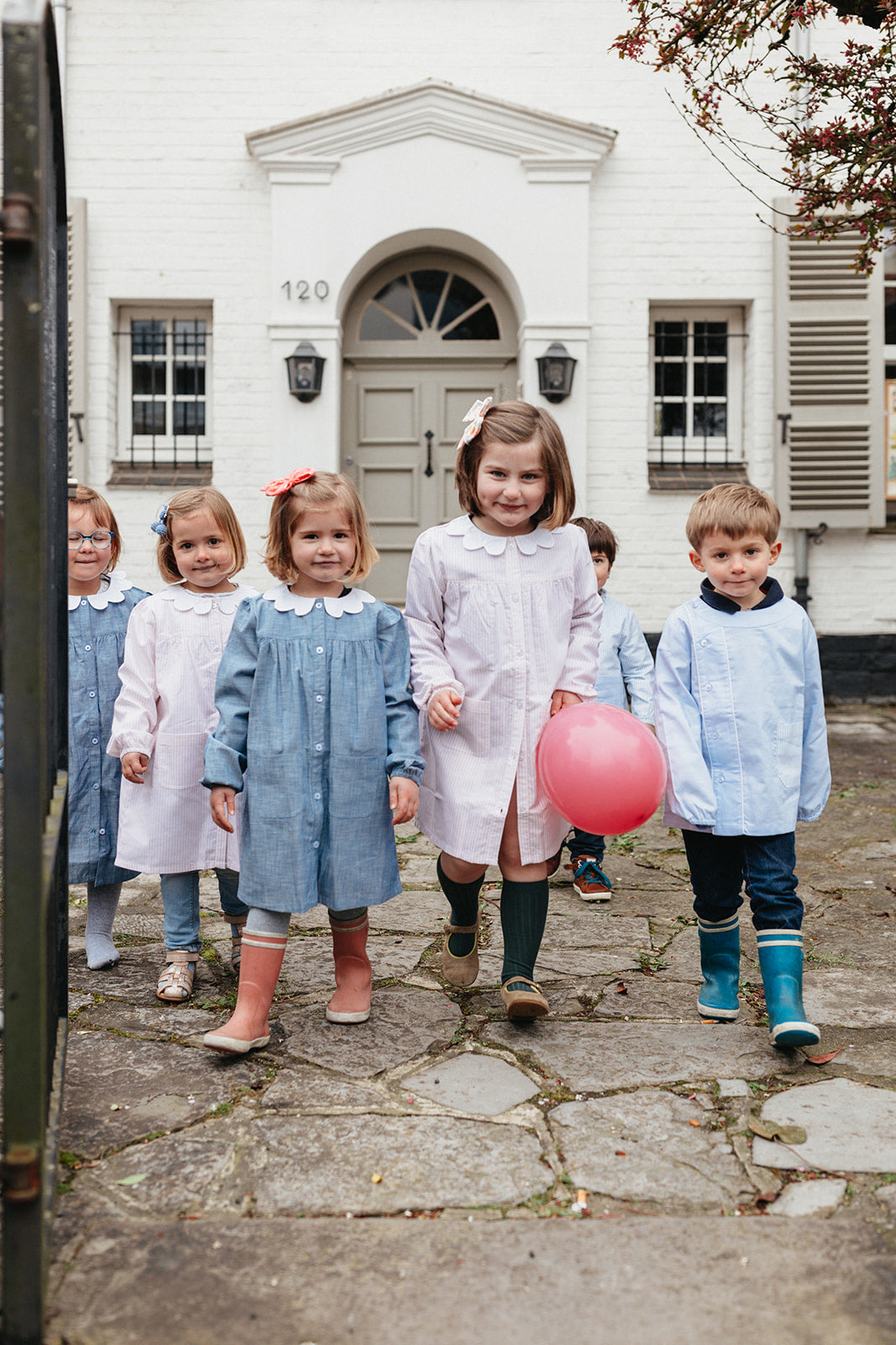 Joséphine, le tablier pour fille bleu denim à boutons