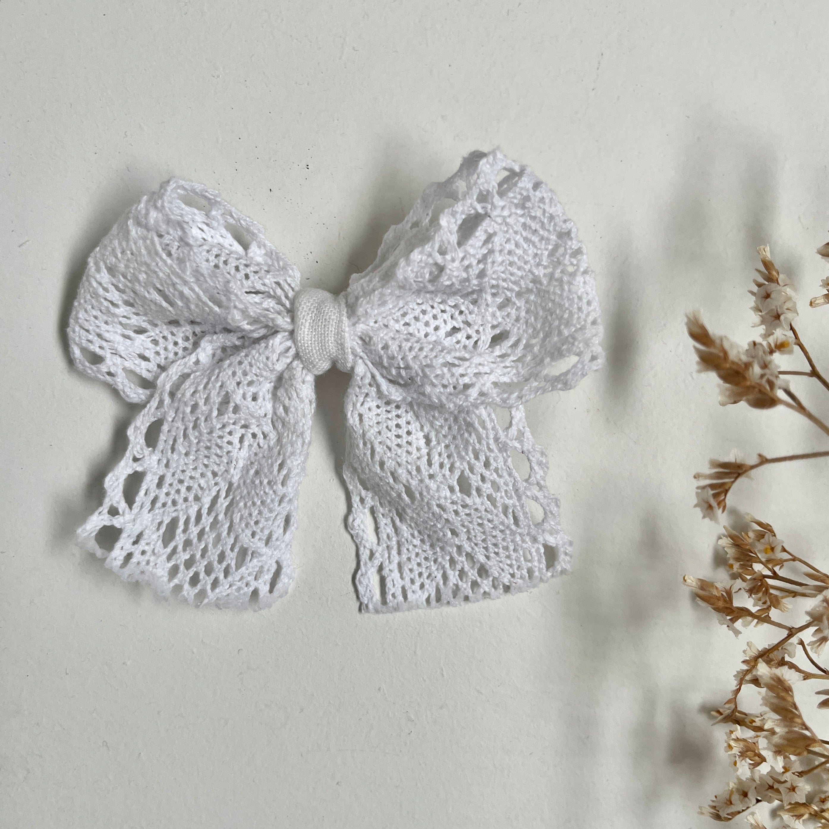 La barrette à gros noeud Brunette dentelle blanche