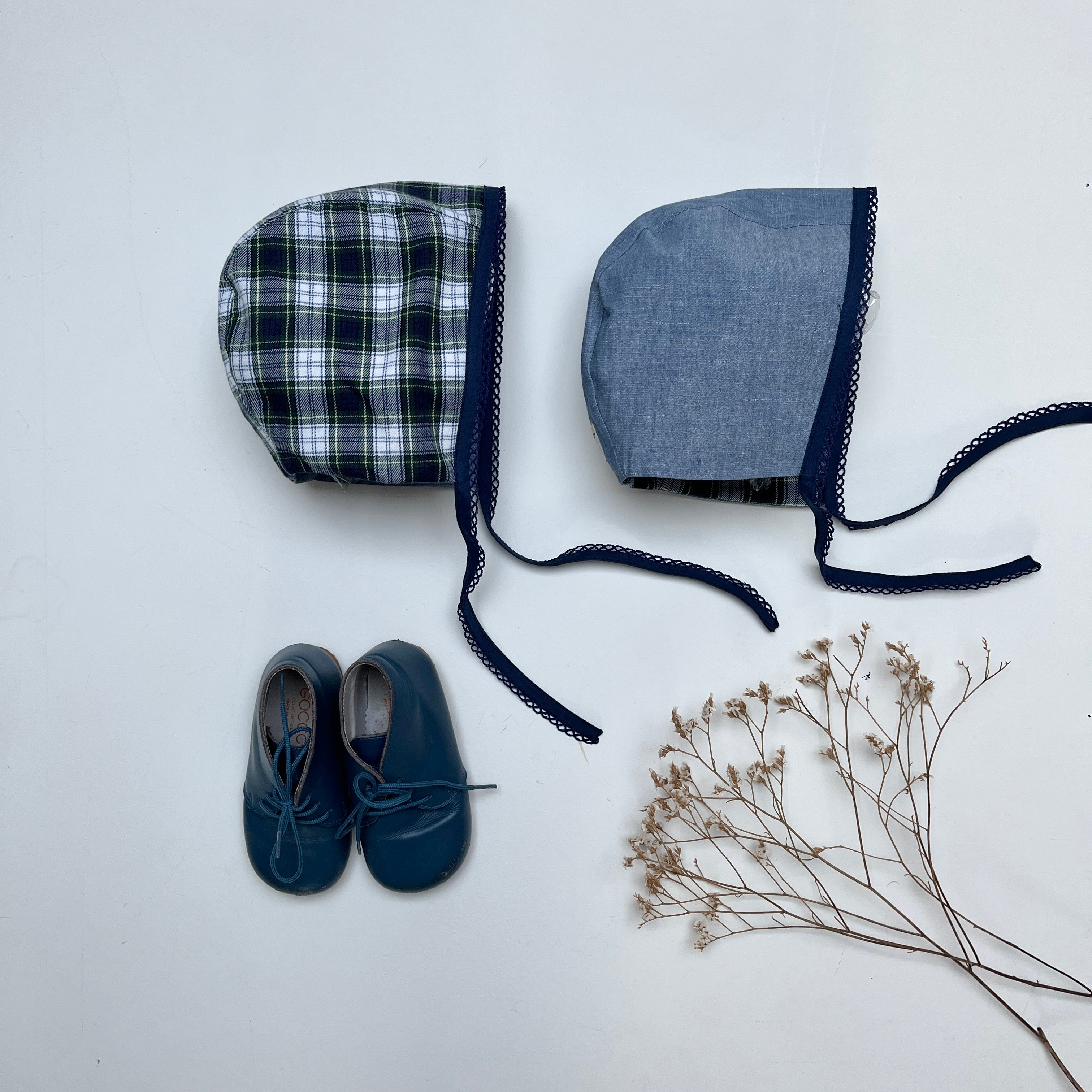 Le béguin réversible Lazare en tartan vert et chambray bleu denim