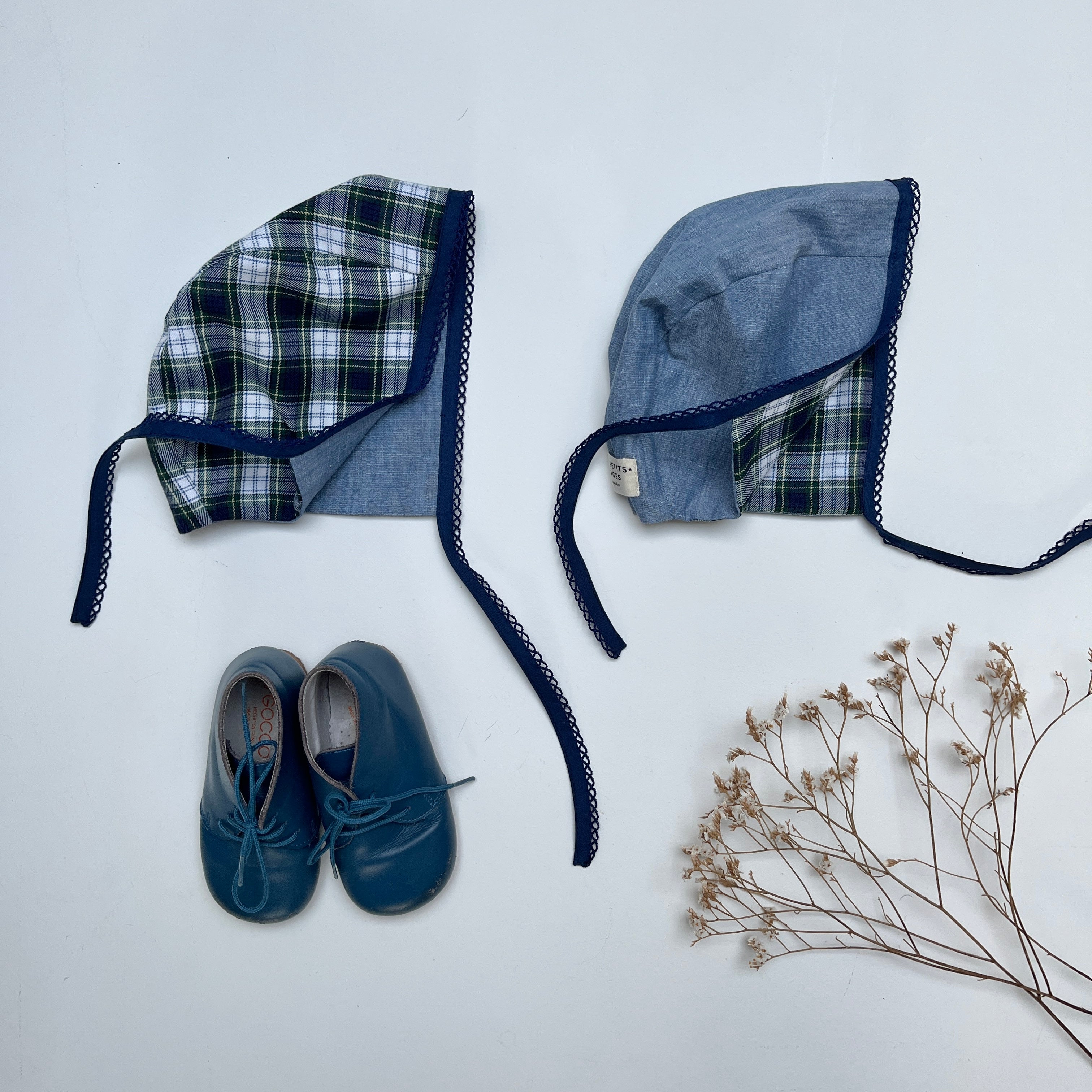 Le béguin réversible Lazare en tartan vert et chambray bleu denim