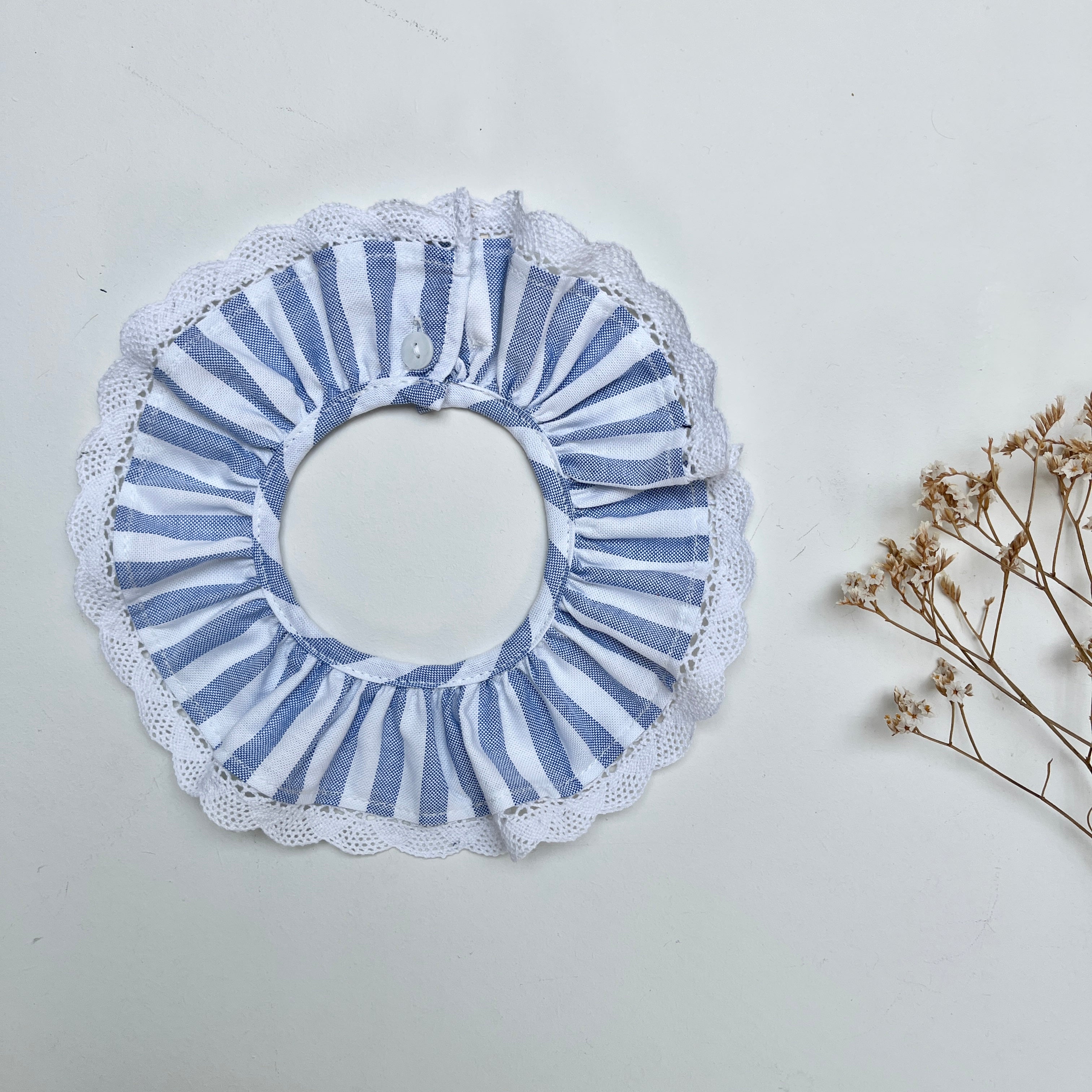 Le col volanté Ernest à larges rayures bleues et broderie
