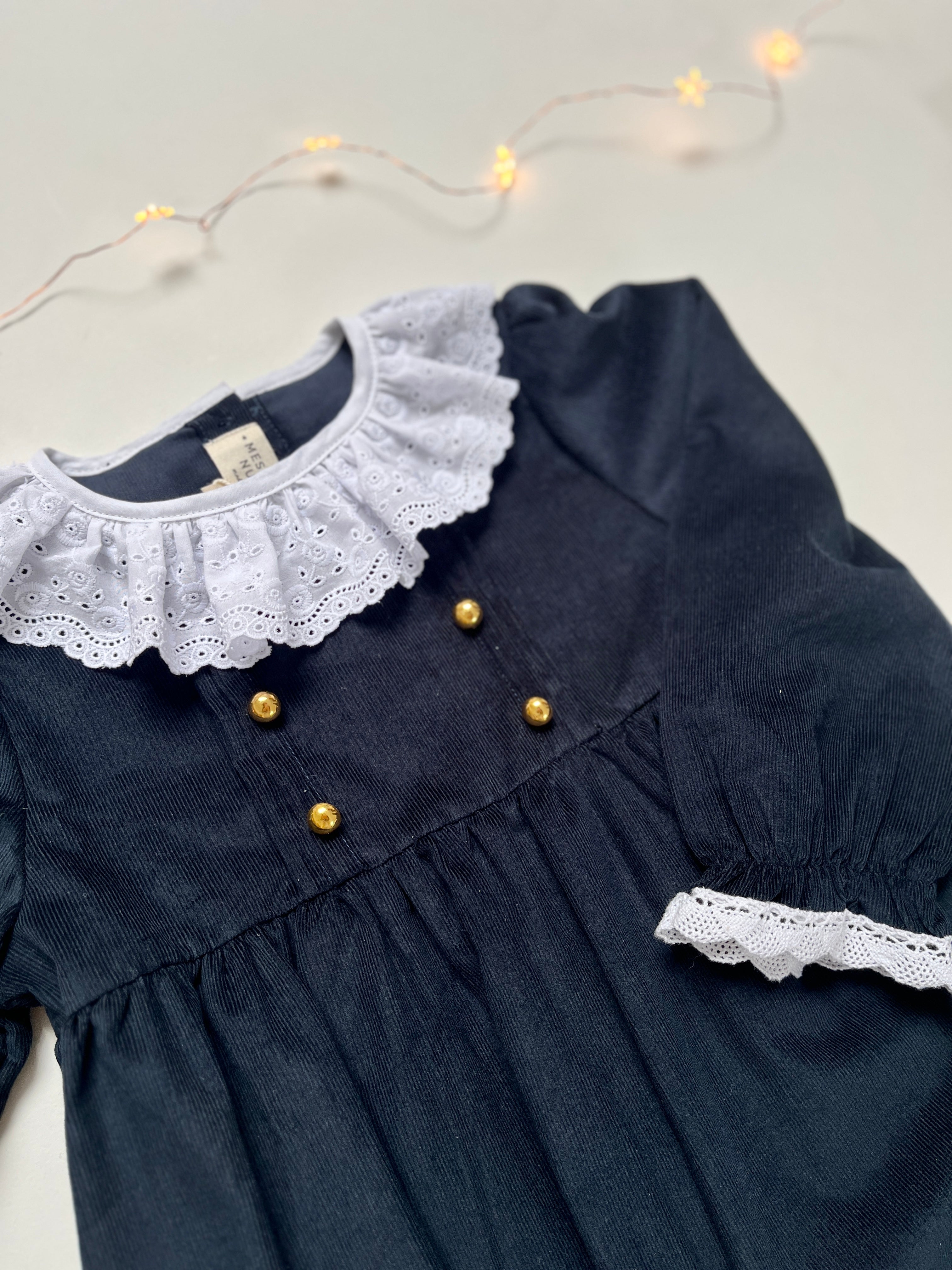 La robe à col volanté brodé Louise