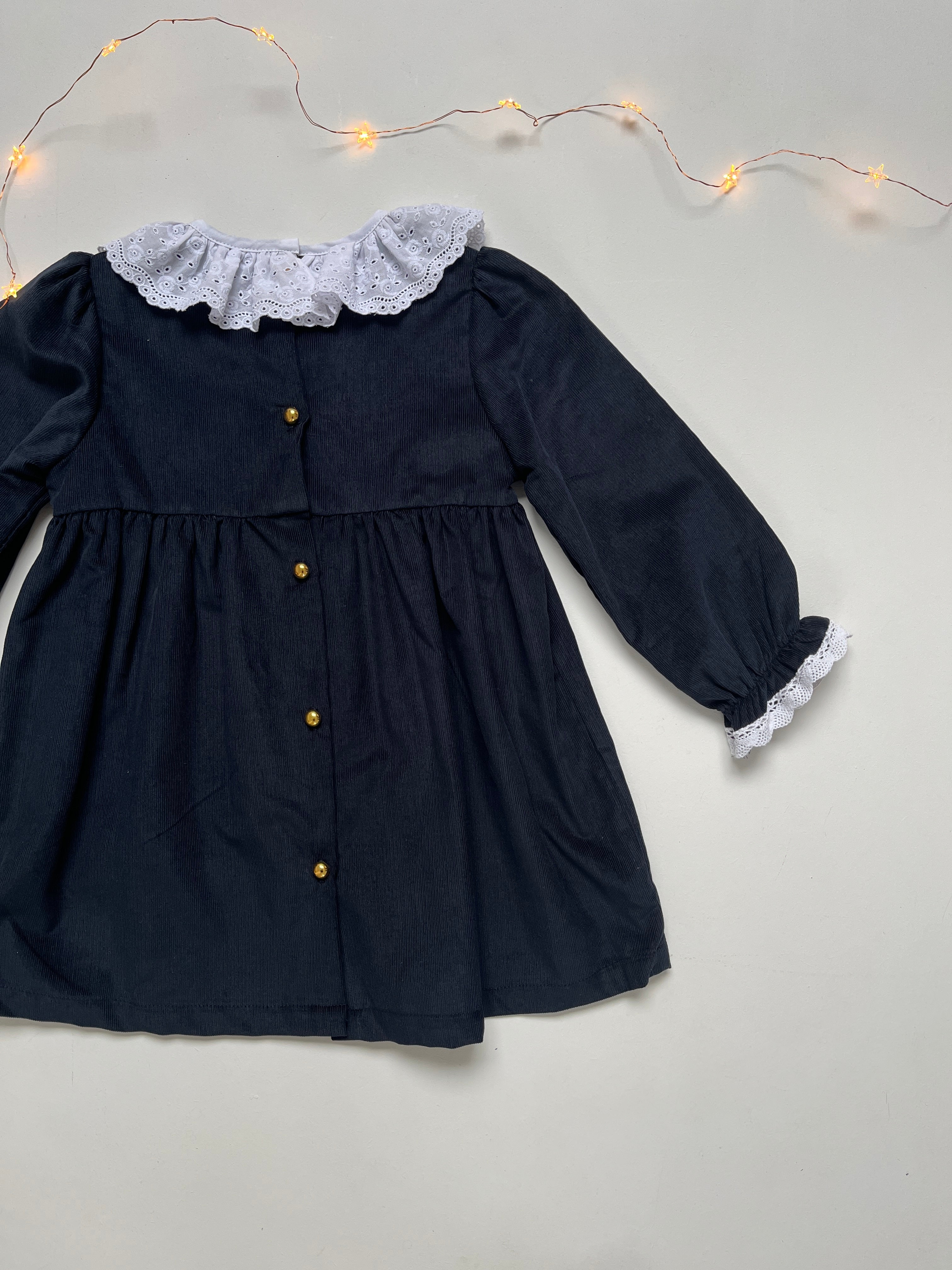 La robe à col volanté brodé Louise