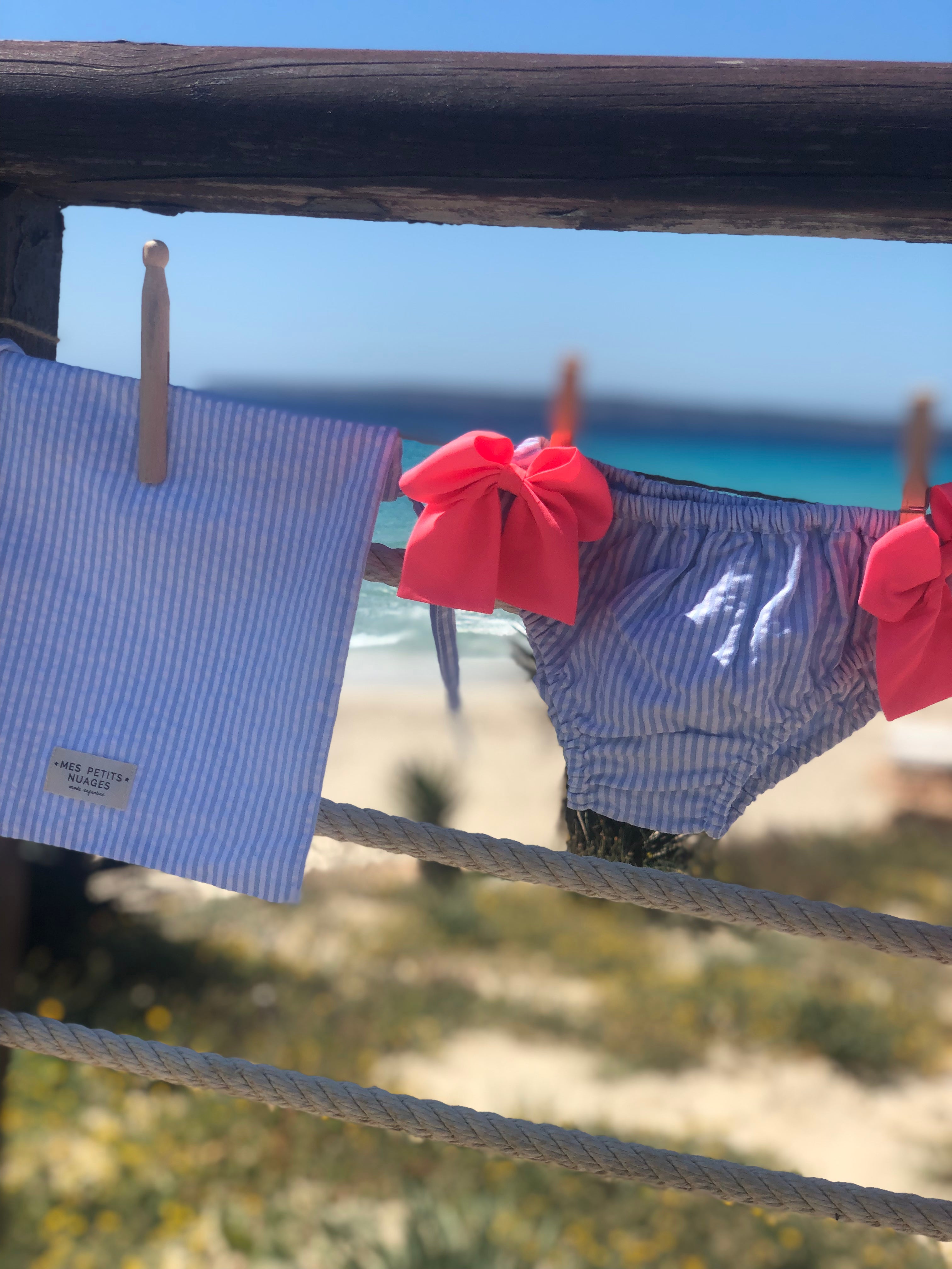La culotte de bain Célestine rayée ciel à noeuds fluo