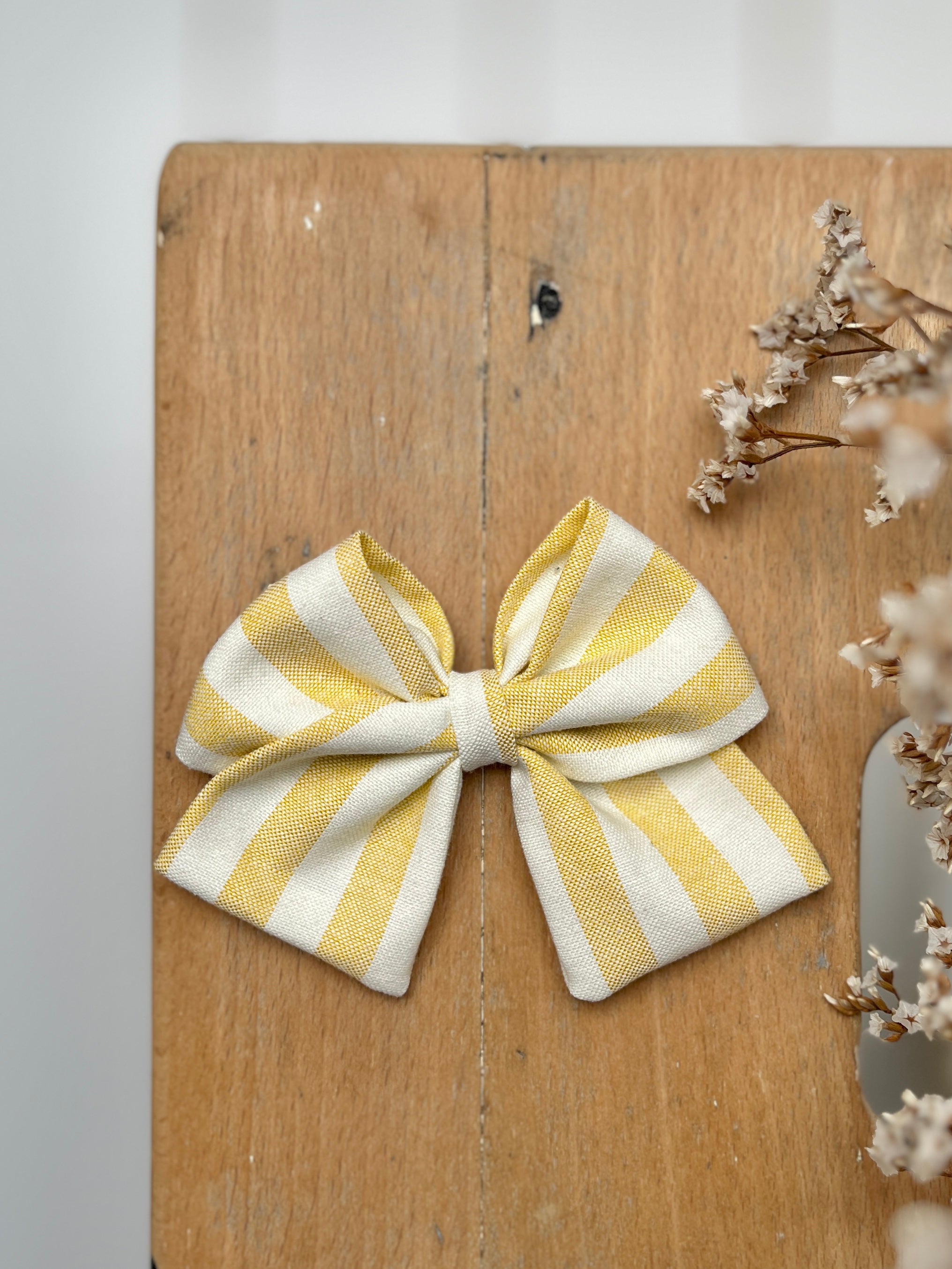 La barrette à gros noeud Brunette rayée jaune (larges rayures)