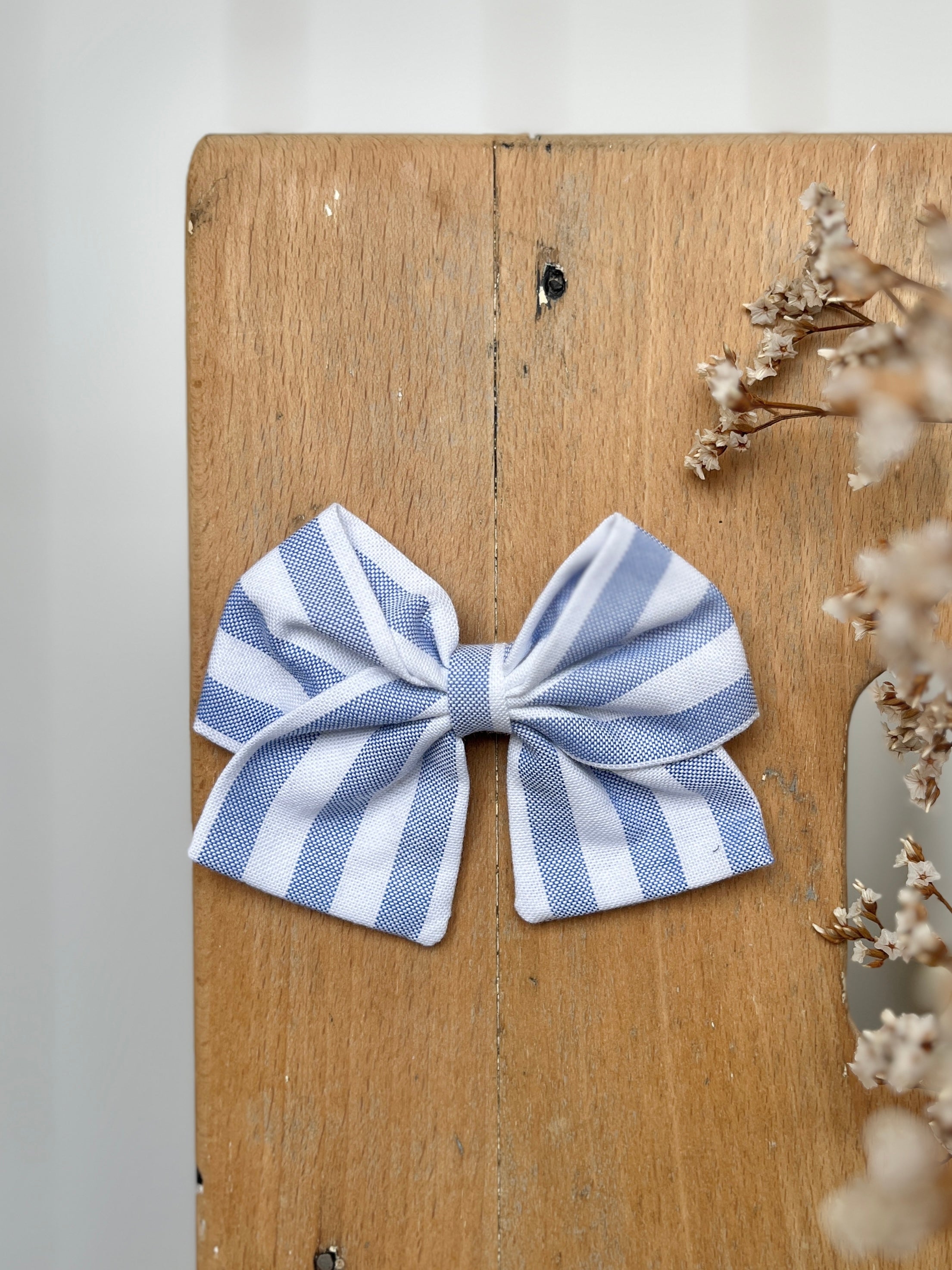 La barrette à gros noeud Brunette rayée bleu (larges rayures)