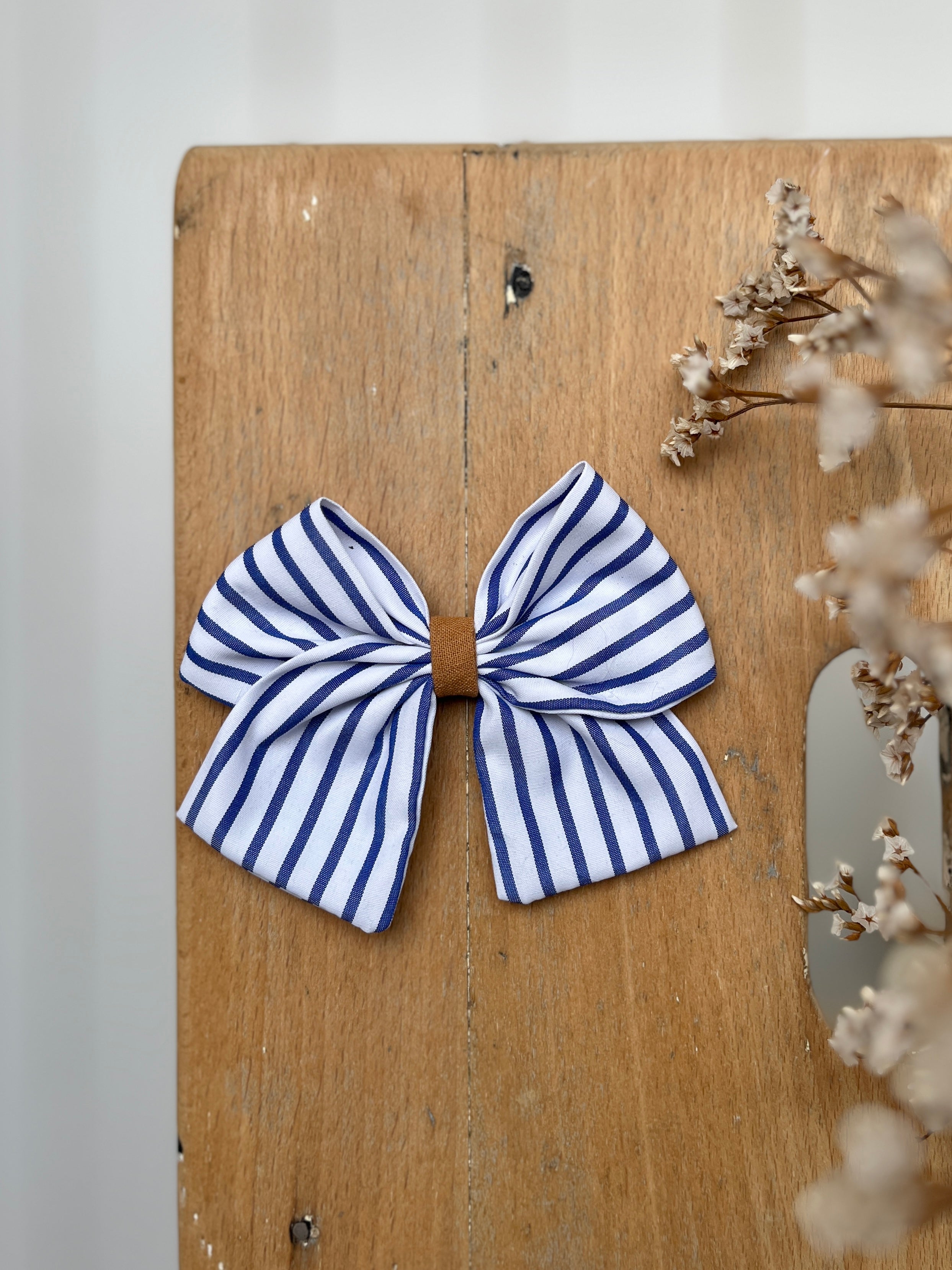 La barrette à gros noeud Brunette rayée bleu marine