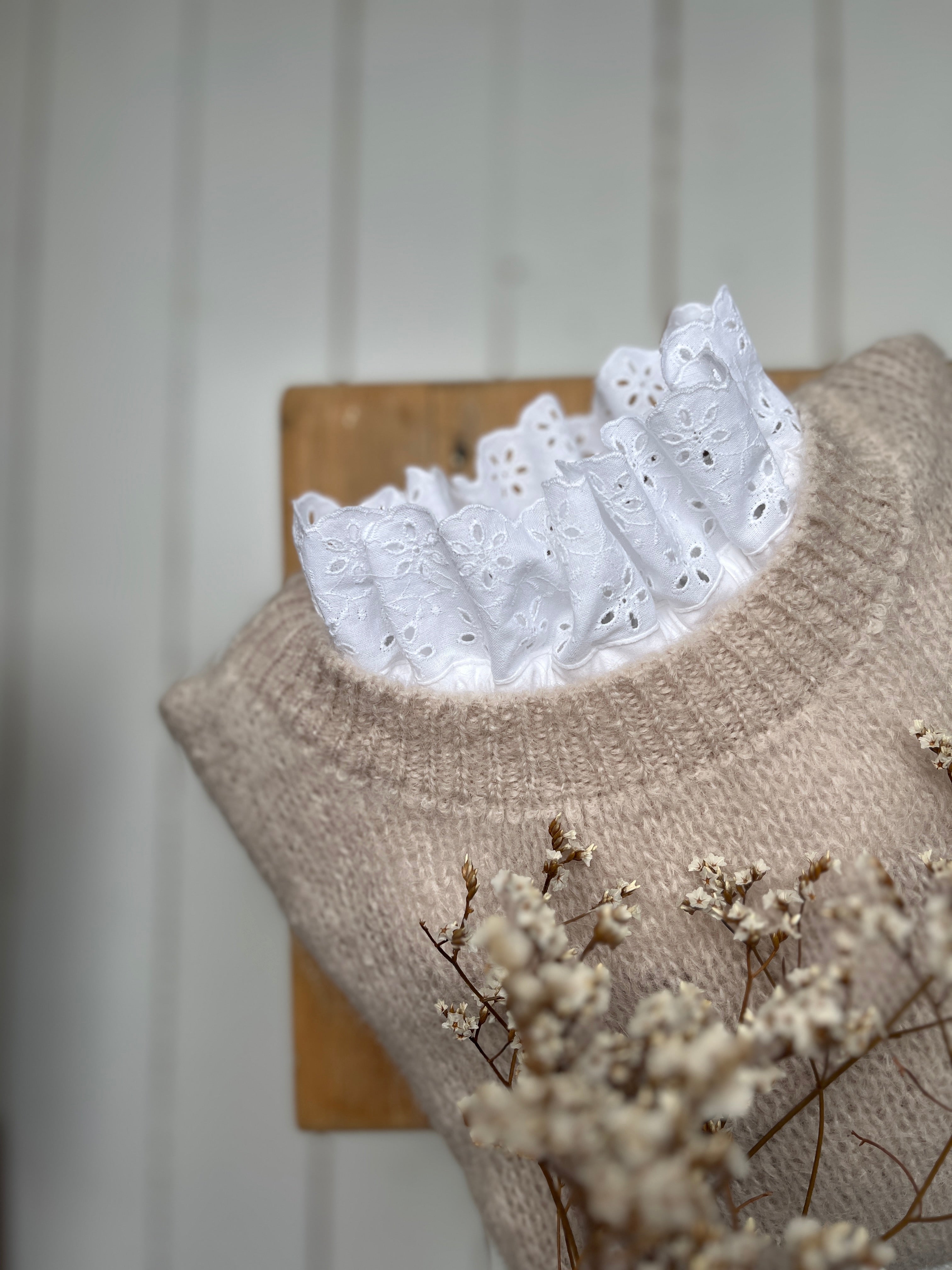 Hortense le col volanté en broderie anglaise blanche
