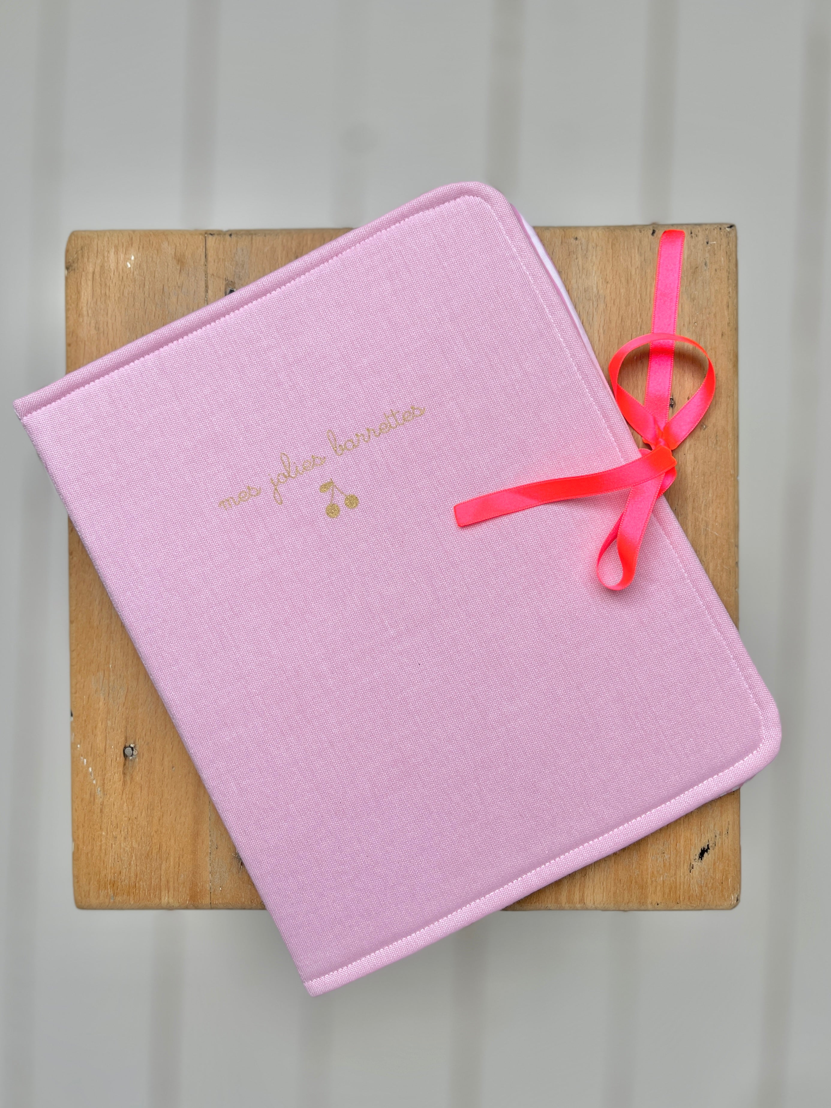 Colette, le range-barrette rose