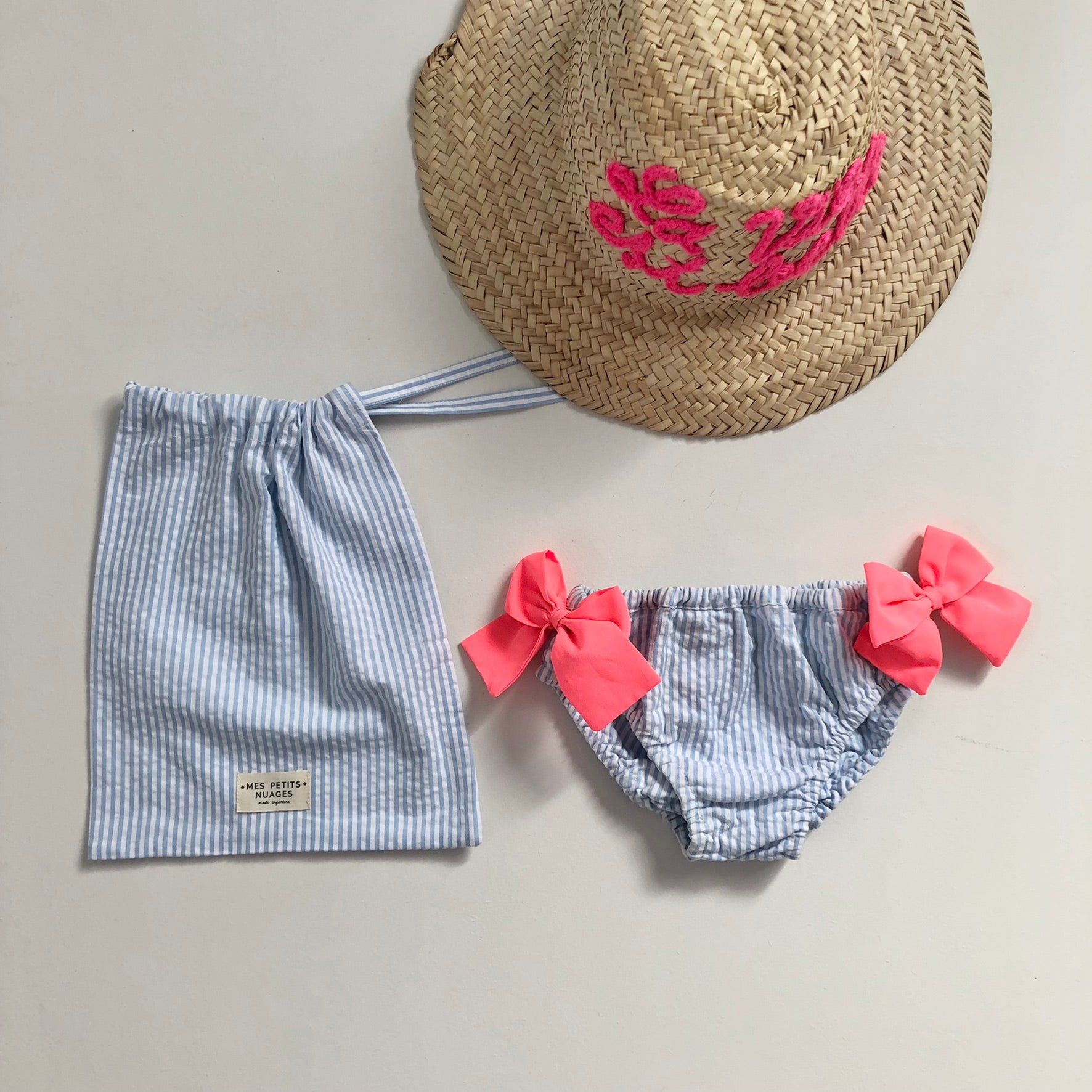 La culotte de bain Célestine rayée ciel à noeuds fluo