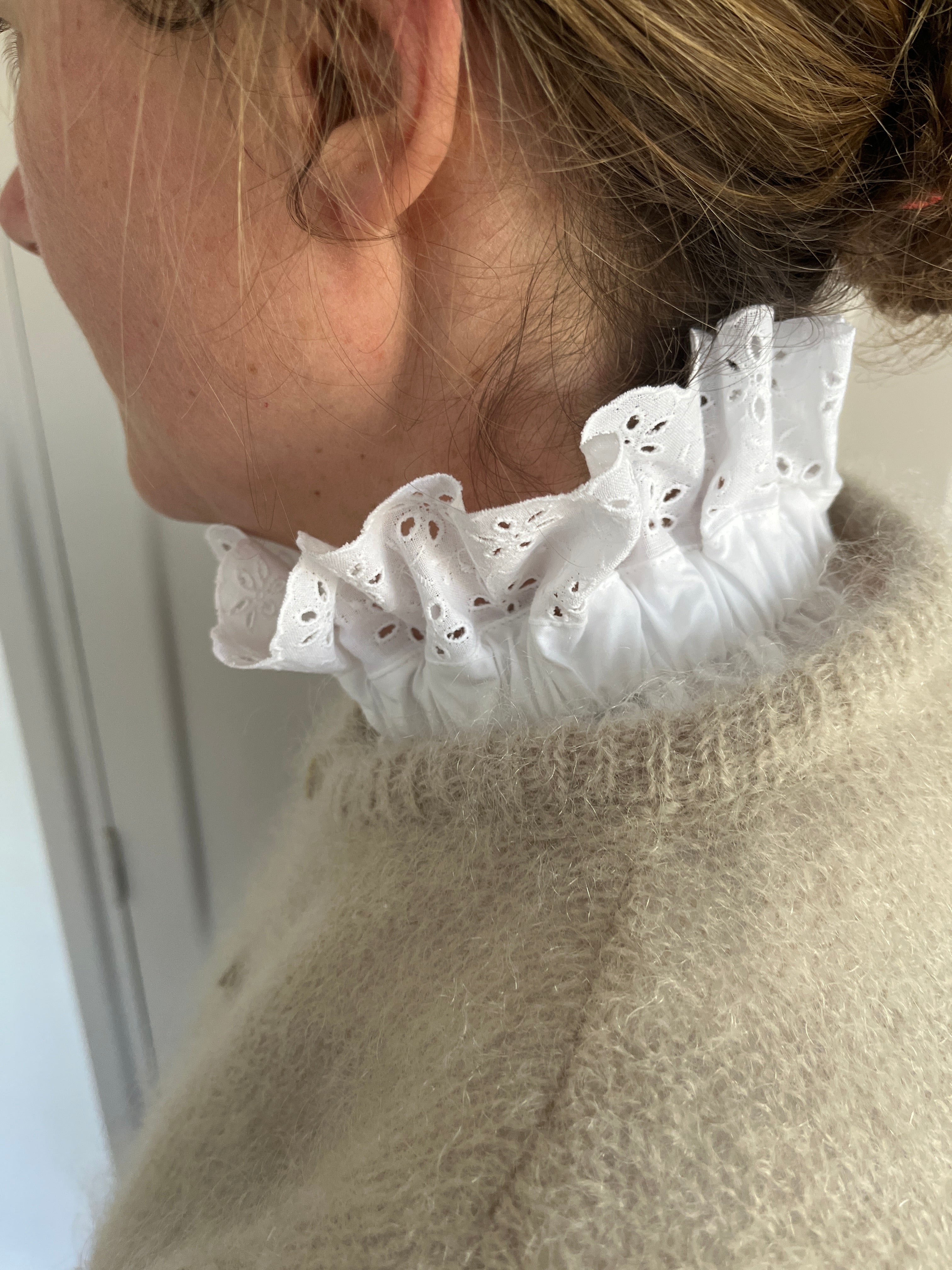 Hortense le col volanté en broderie anglaise blanche