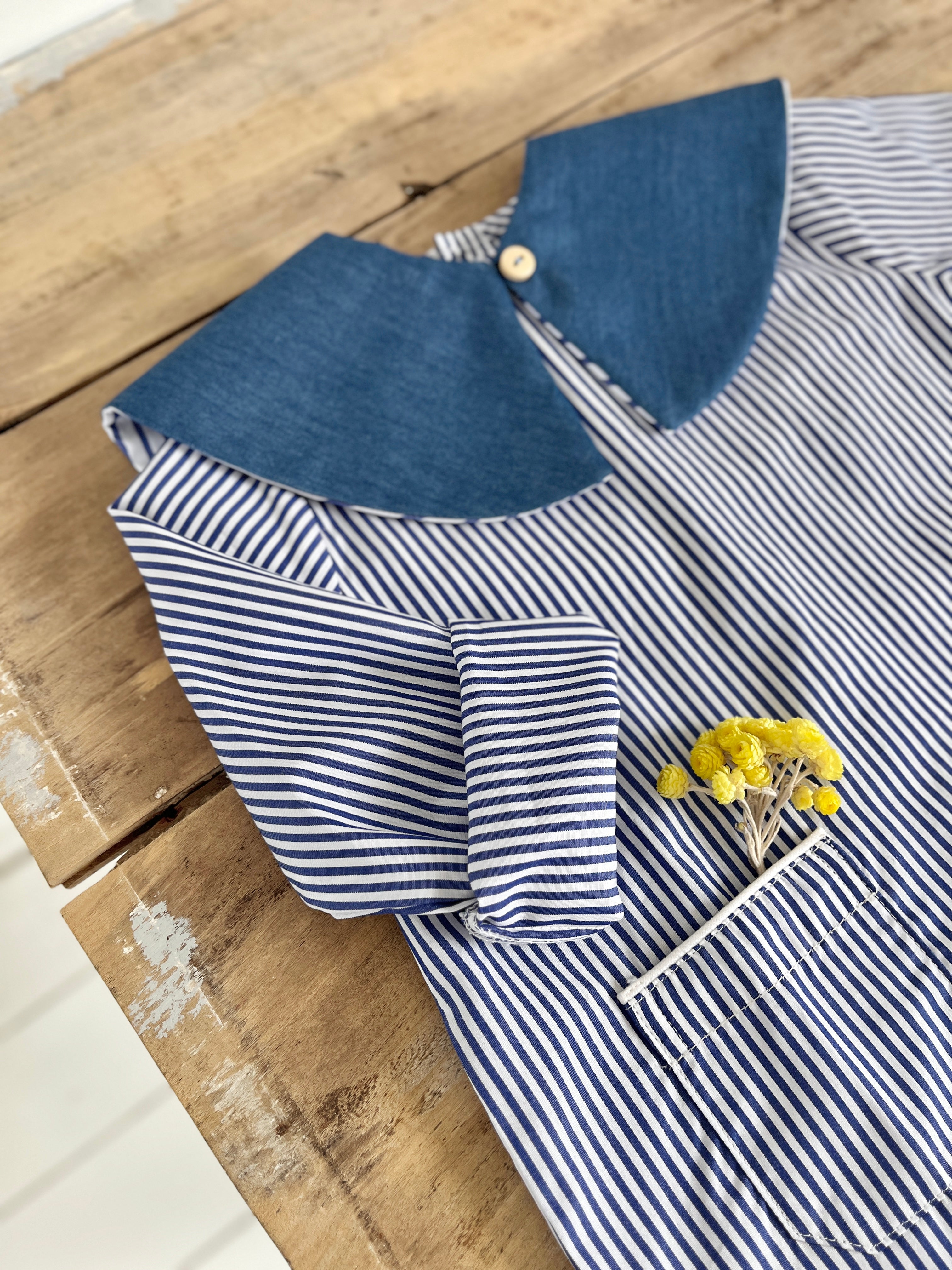 La blouse sans col Barnabé à fines rayures marine
