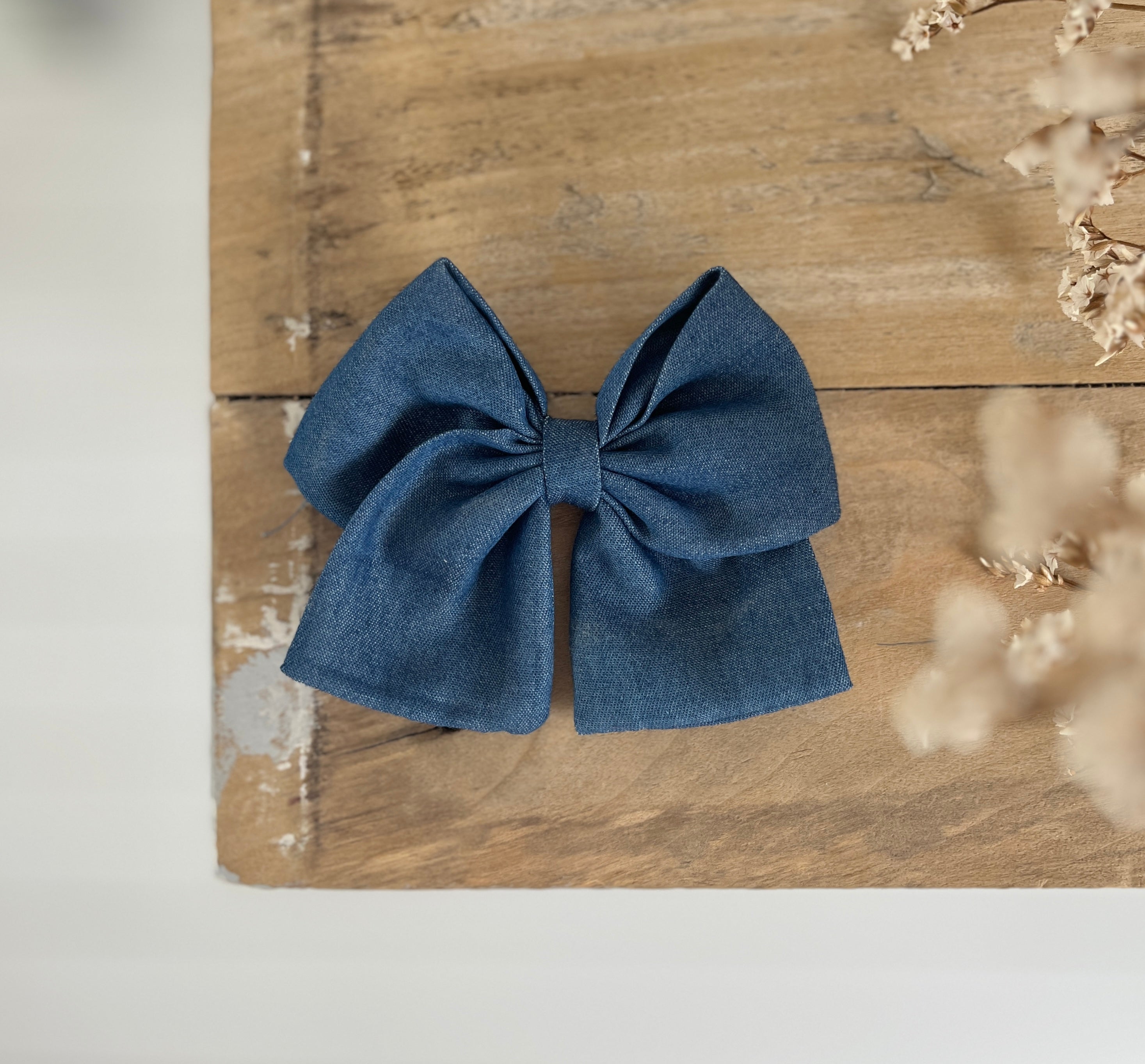 La barrette à gros noeud Brunette unie bleu denim