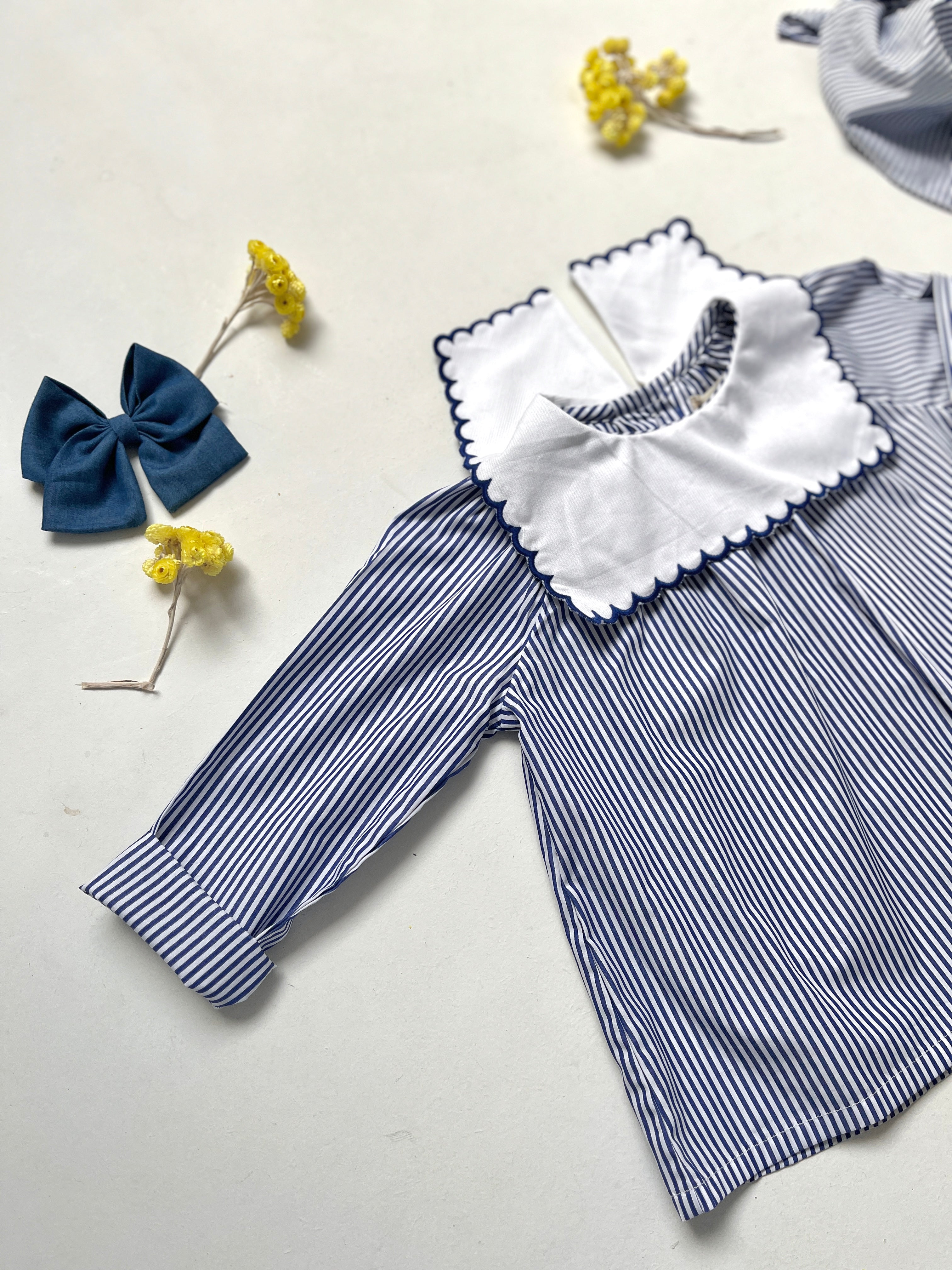 La blouse rayée bleue col festonné façon Petit Beurre