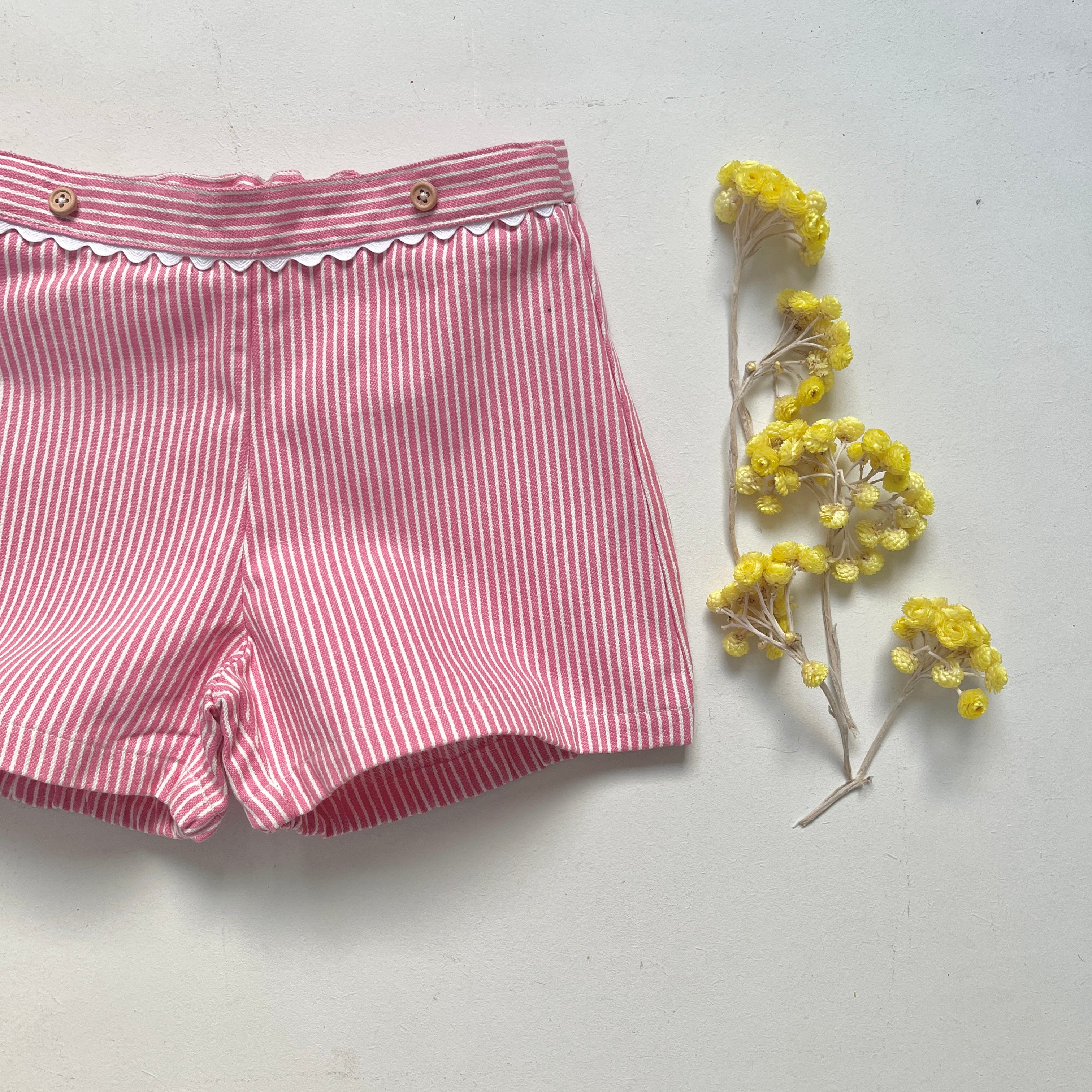 Joseph, le short à bretelles en denim rayé rose