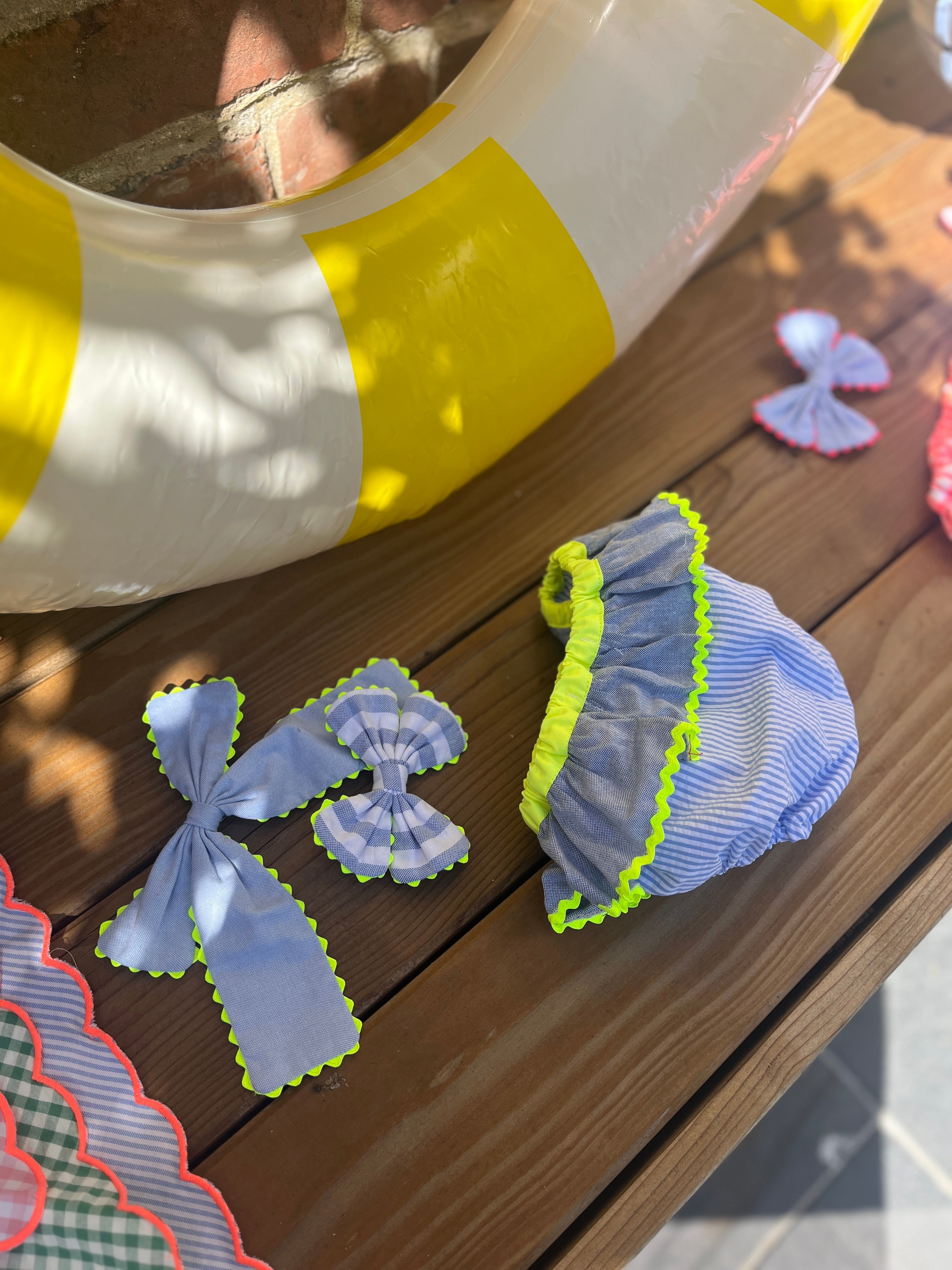 La culotte de bain Célestine à volant bleu et croquet jaune fluo