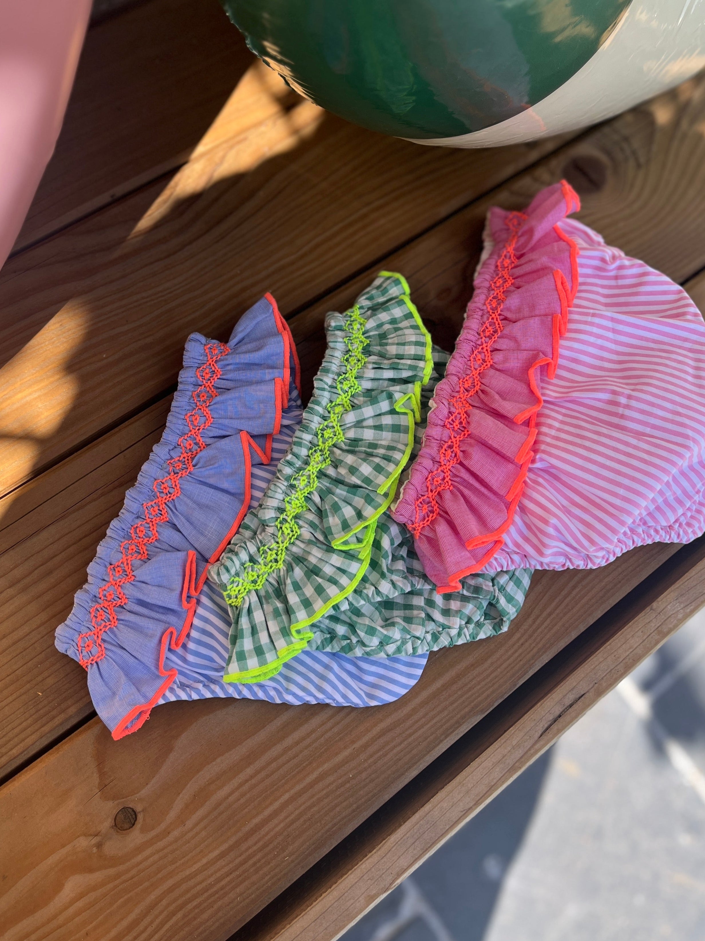 La culotte de bain Célestine à volant smocké vichy vert