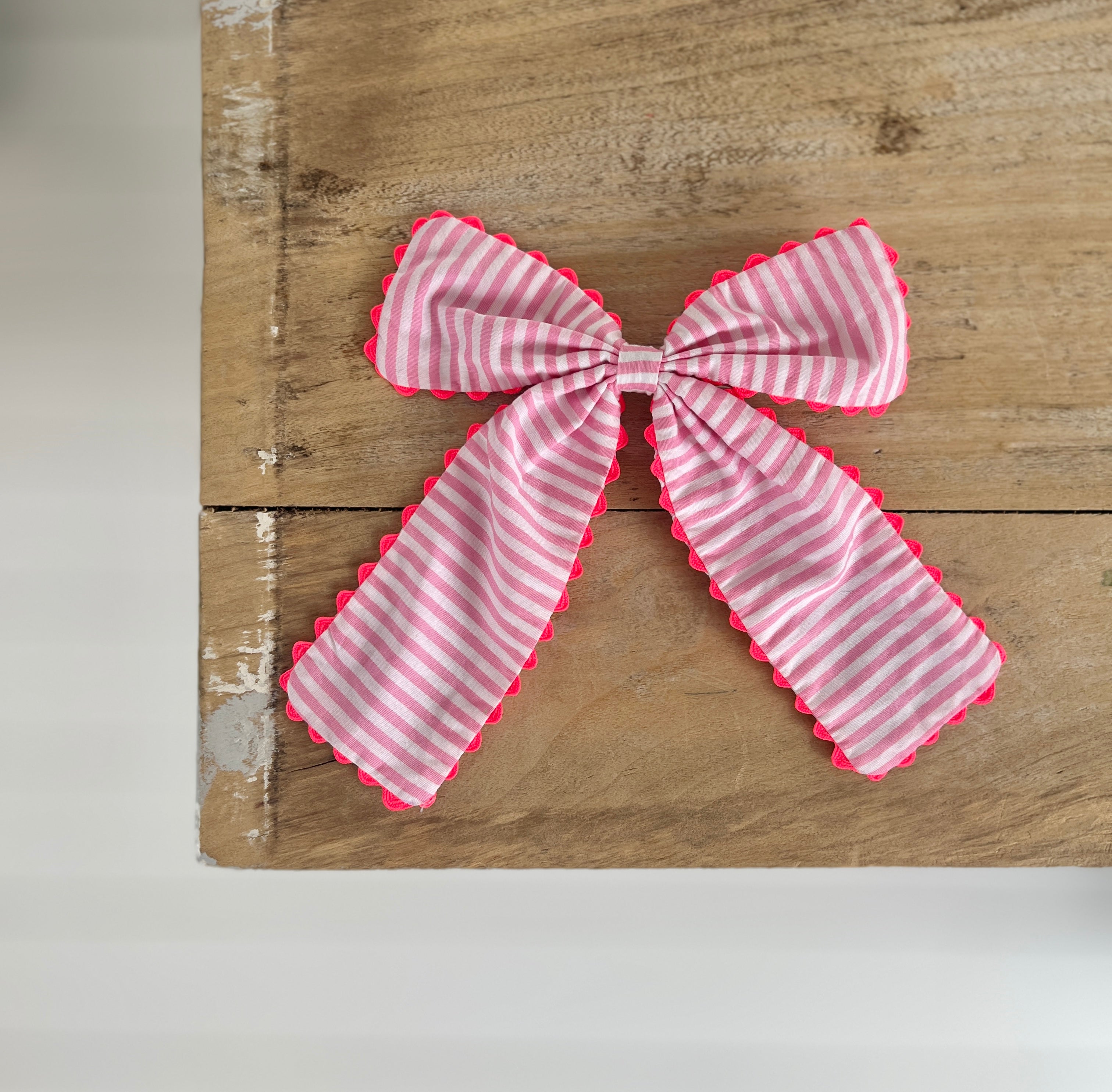 La maxi barrette à gros nœud Brunette avec du croquet