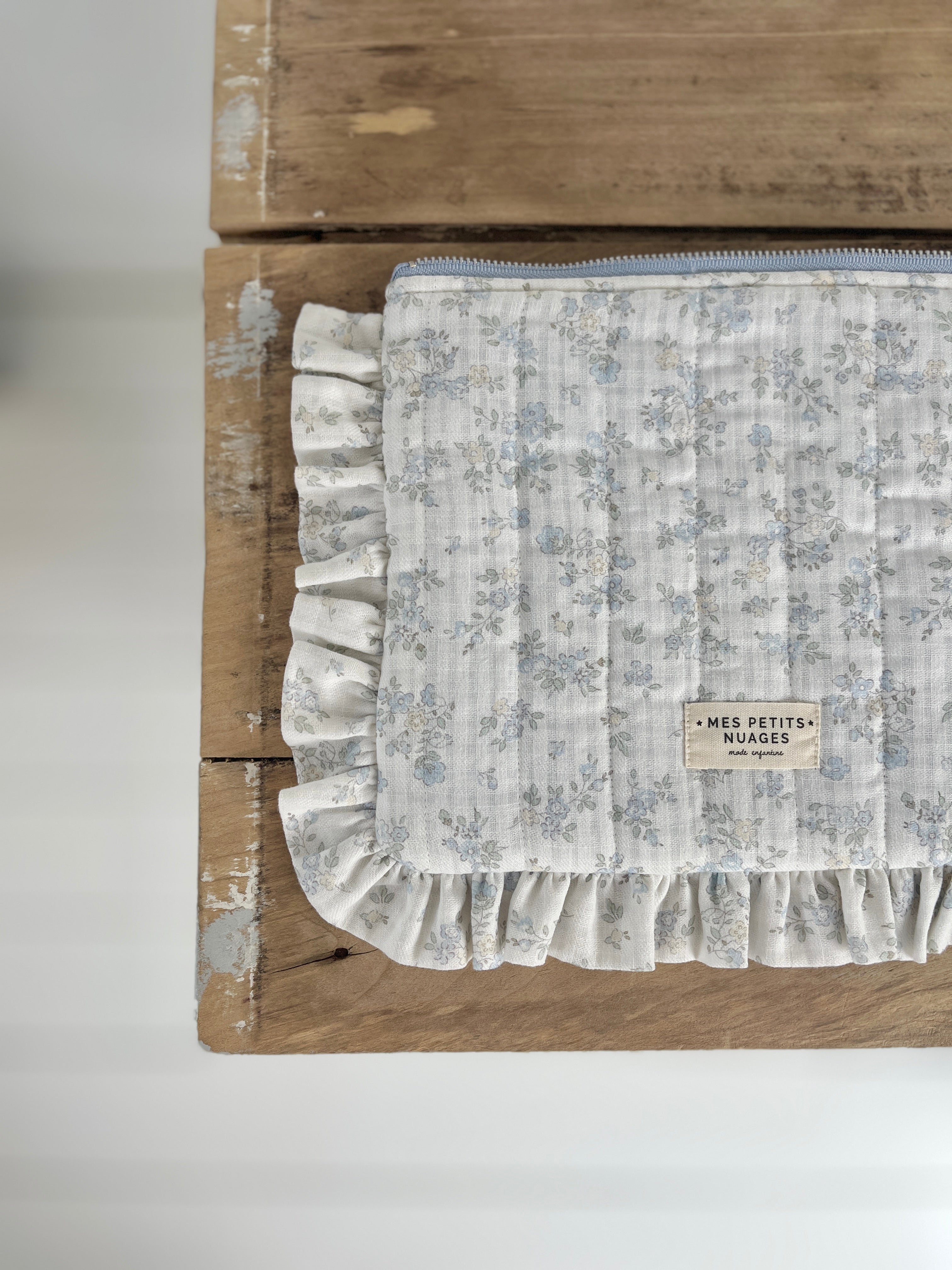 La pochette volantée Aimée fleurie bleu