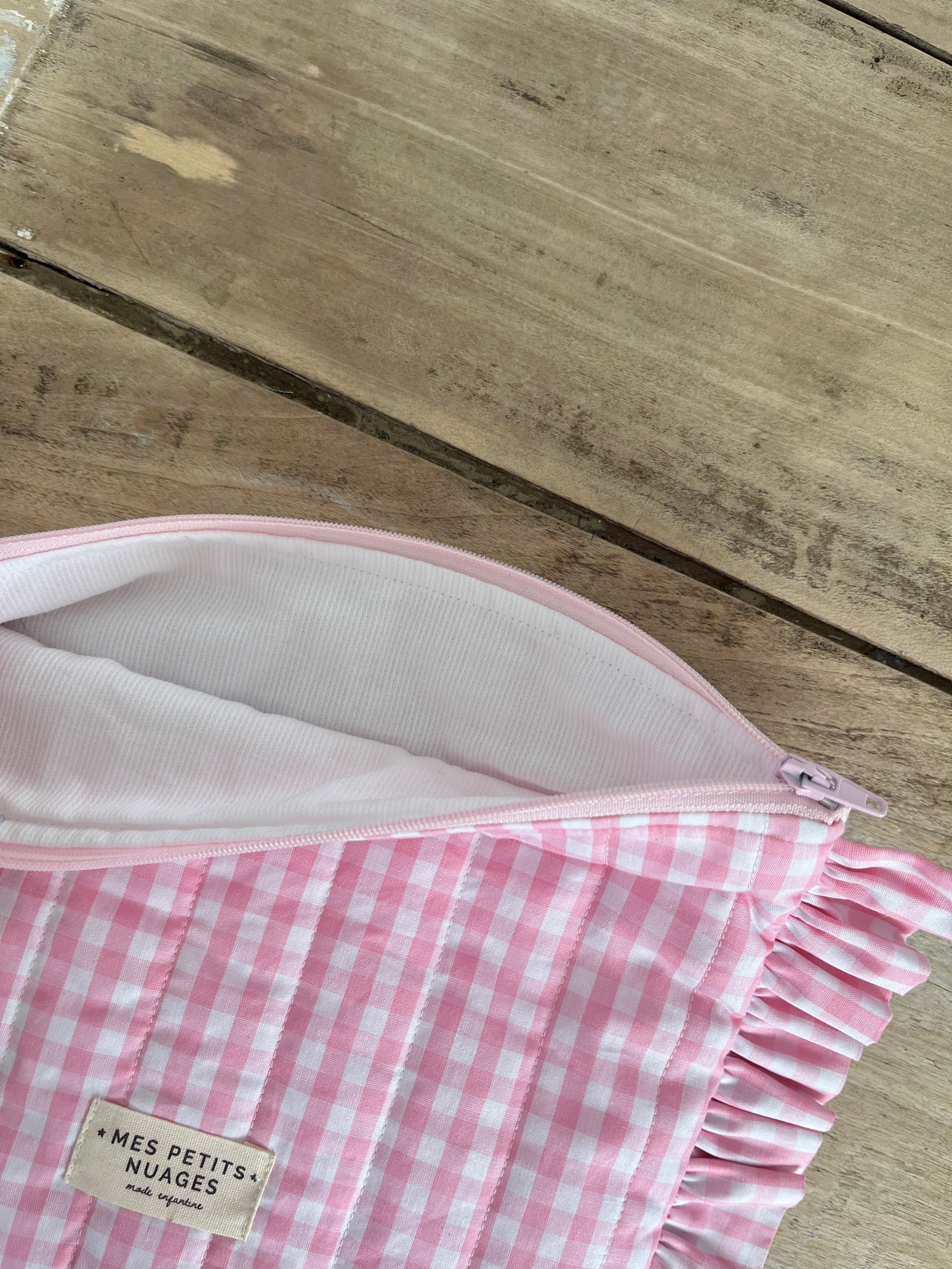 La pochette volantée Aimée vichy rose