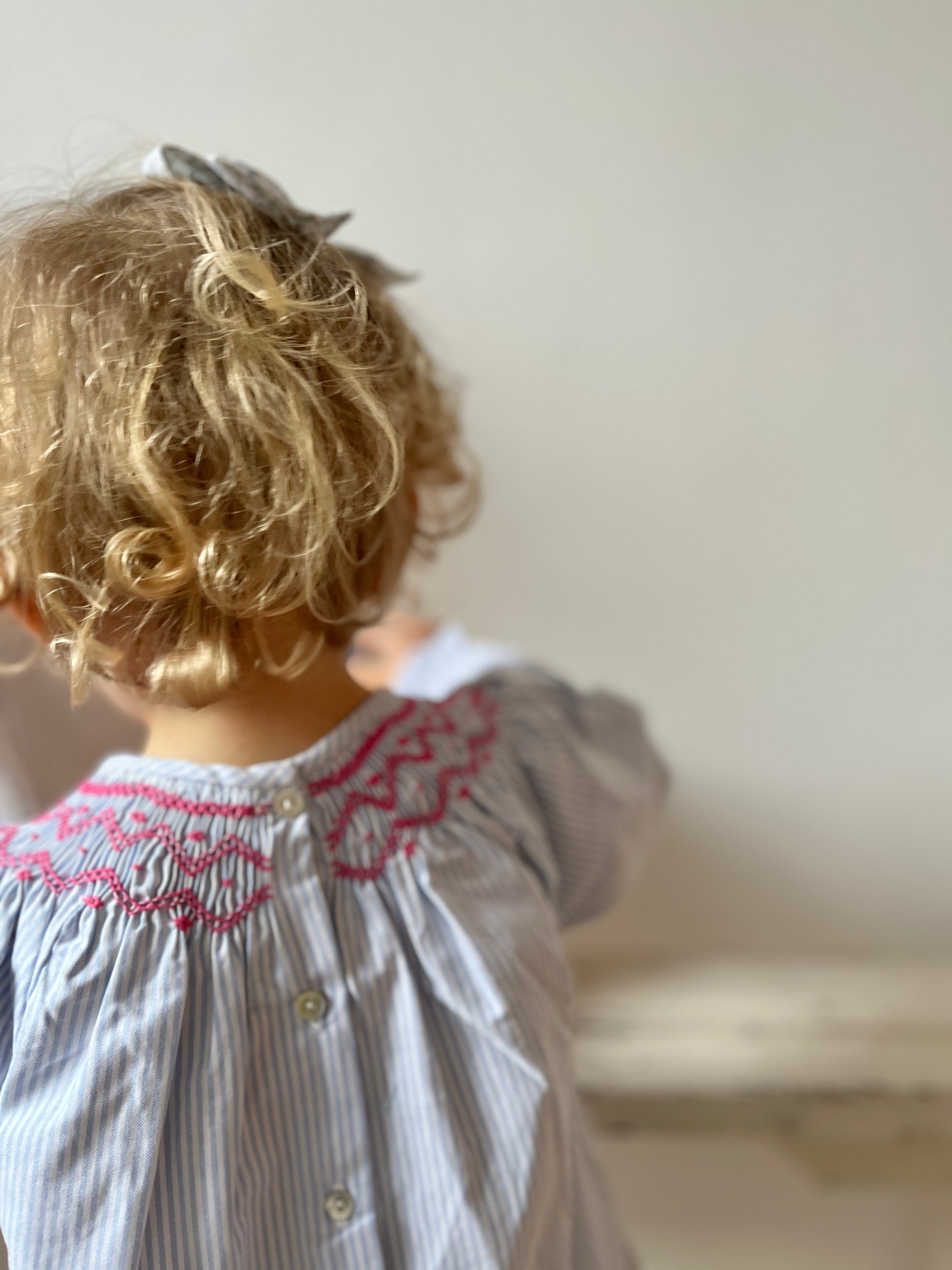 La blouse rayée ciel à l'encolure smockée Victoire