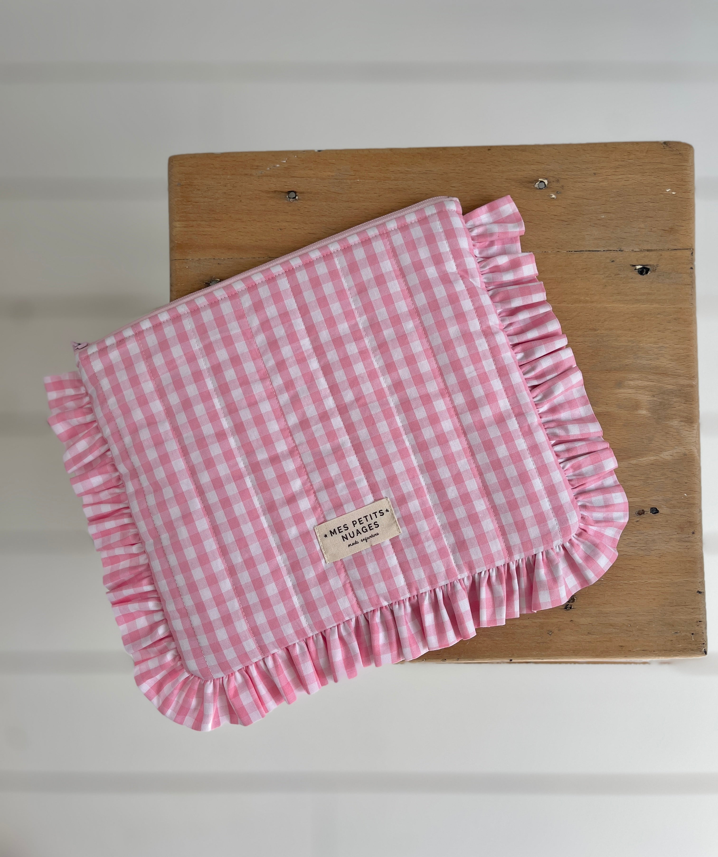La pochette volantée Aimée vichy rose